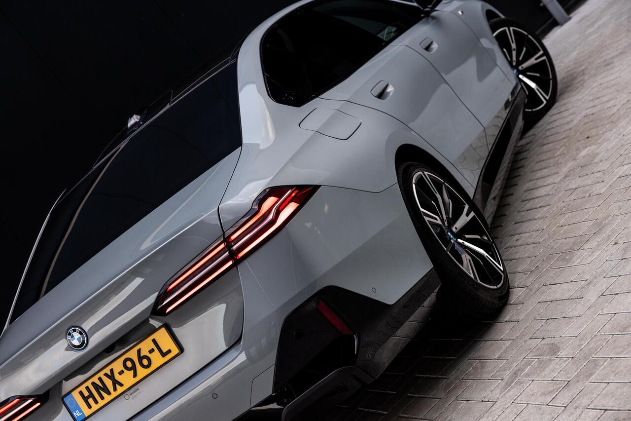 BMW 5-SERIE 530e M Sport Edition | M-Sport | Adaptieve LED verlichting | Driving Assistant Professional | Harman/Kardon | Shadow Line | Comfort Pakket | Panoramadak | HUD | Stoelverwarming/Koeling |