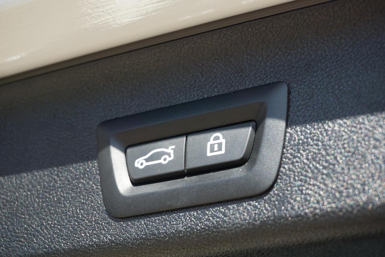 BMW 5-SERIE Touring 530e High Executive M Pakket | Trekhaak | LASER | ACC