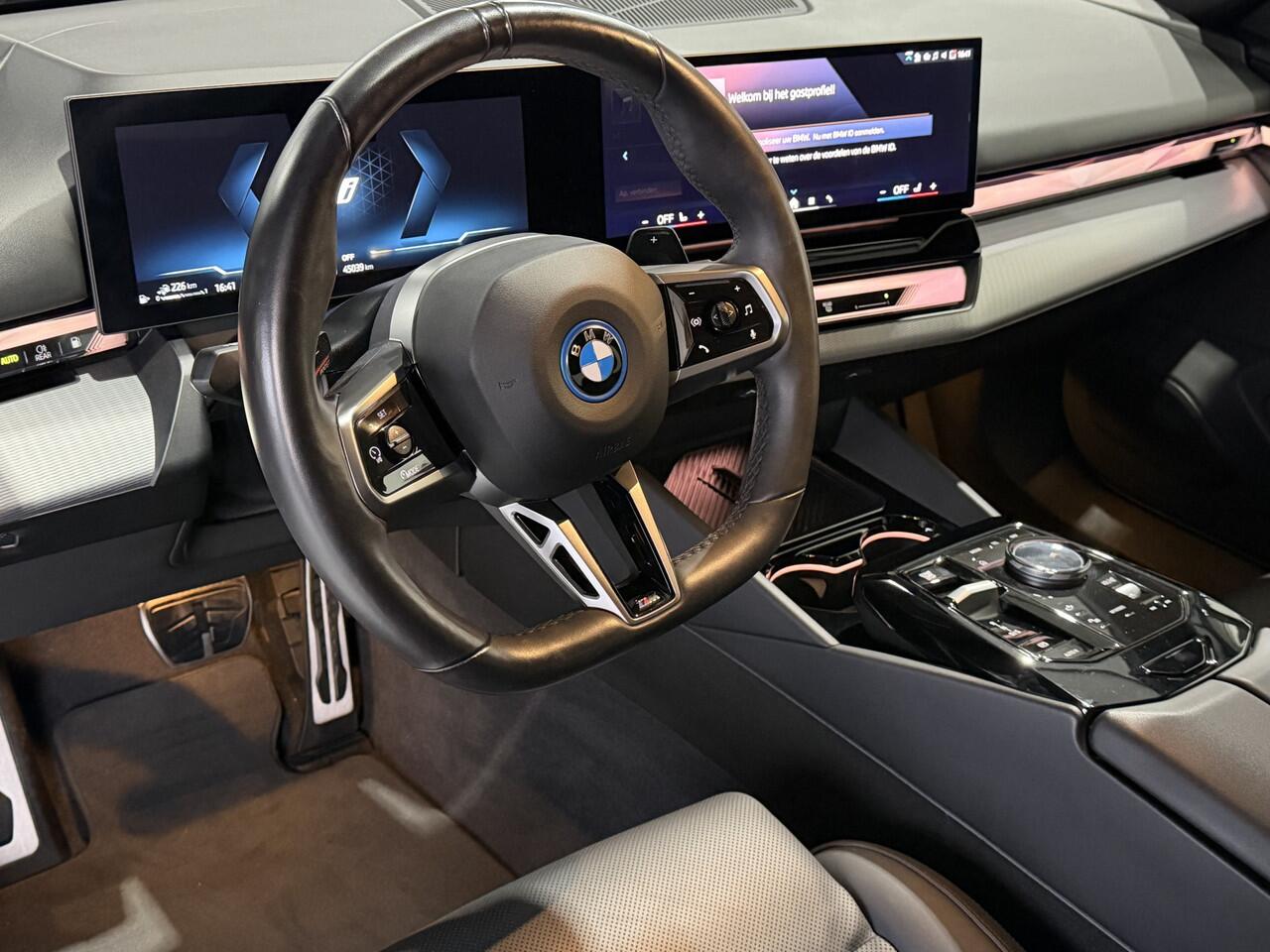 BMW 5-SERIE 550e xDrive M SPORT 4 WHL besturing / Leder