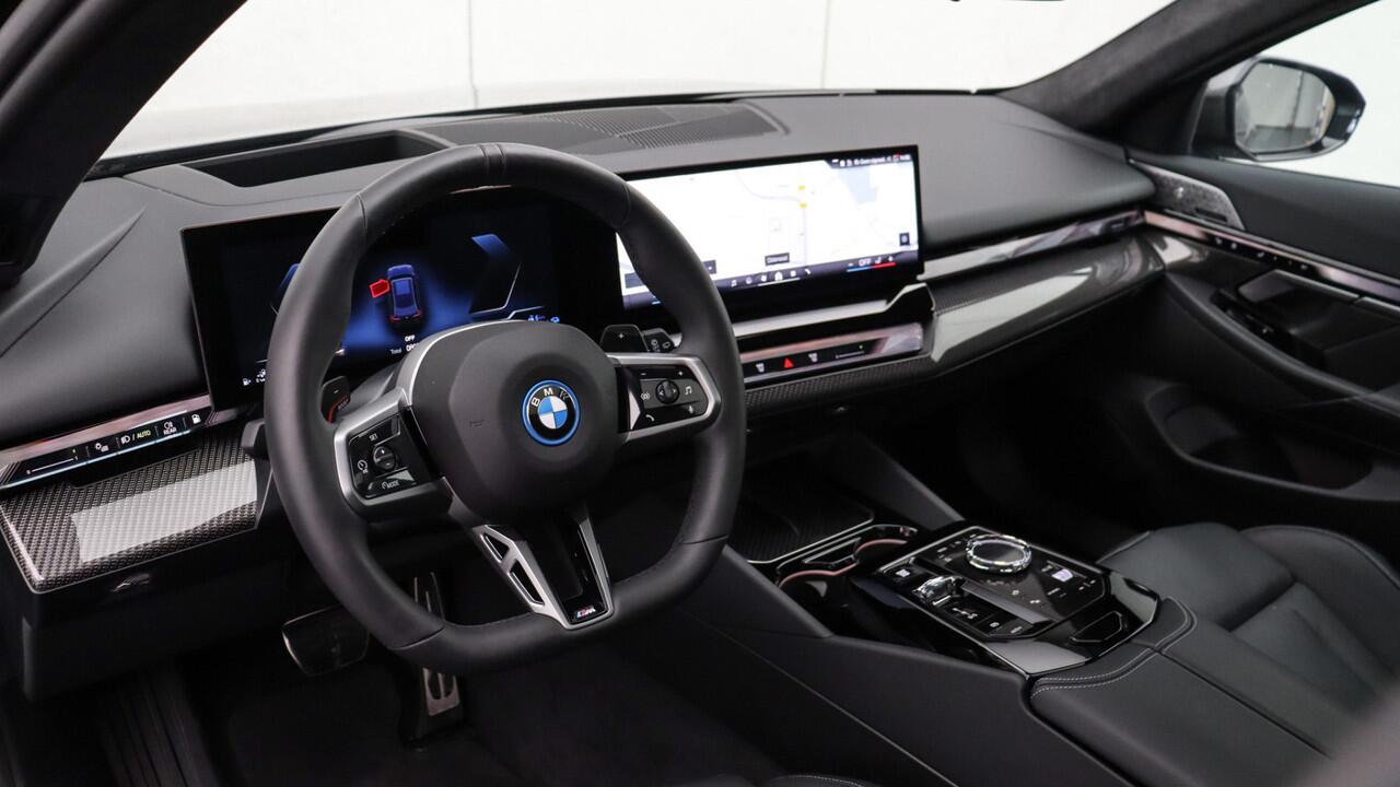 BMW 5-SERIE Touring 530e xDrive M-Sport Pro | Stoelventilatie | Bowers & Wilkins | M Carbon exterieur | Onderstel Professional | Head-up | Panoramadak | Trekhaak