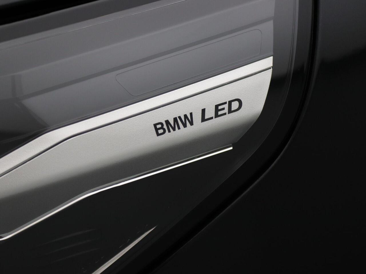 BMW 5-SERIE Sedan 530e M Sportpakket | Comfort Pack | Stuurwielrand Verwarmd | Trekhaak | Comfortstoelen | Driving Assistant | 4-zone airconditioning | 20''