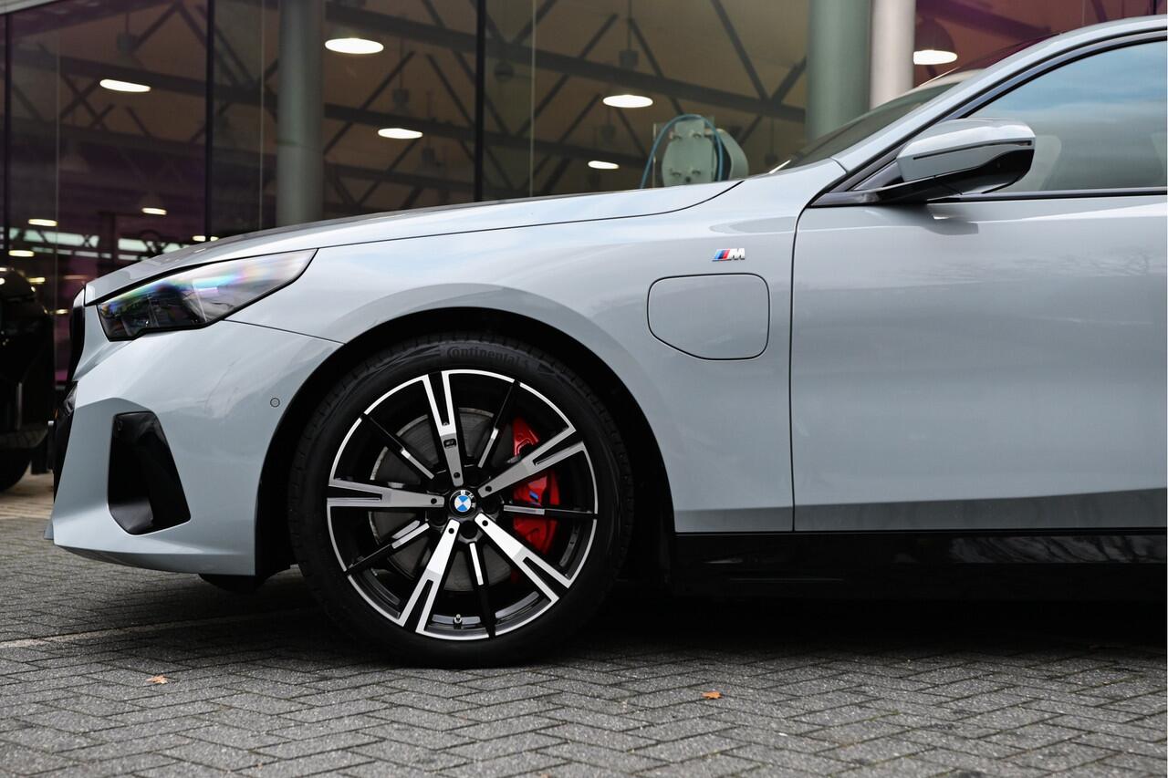 BMW 5-SERIE 550e xDrive High Executive M Sport Automaat / Panoramadak / Adaptief onderstel professional / Adaptieve LED / Parking Assistant Plus / Harman-Kardon / Stoelverwarming