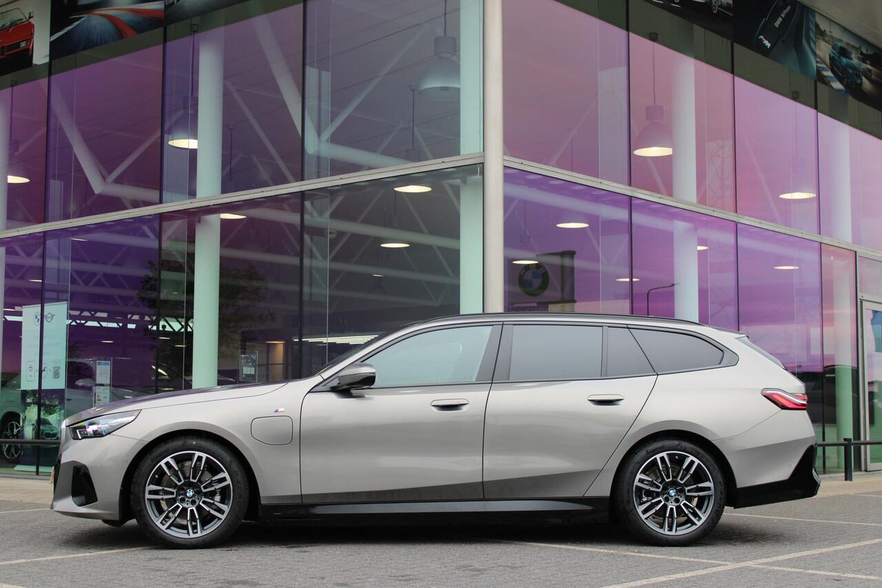 BMW 5-SERIE Touring 530e M Sport M Sport Automaat / Panoramadak / Trekhaak / Achteruitrijcamera / Adaptieve LED / Parking Assistant / Stoelverwarming