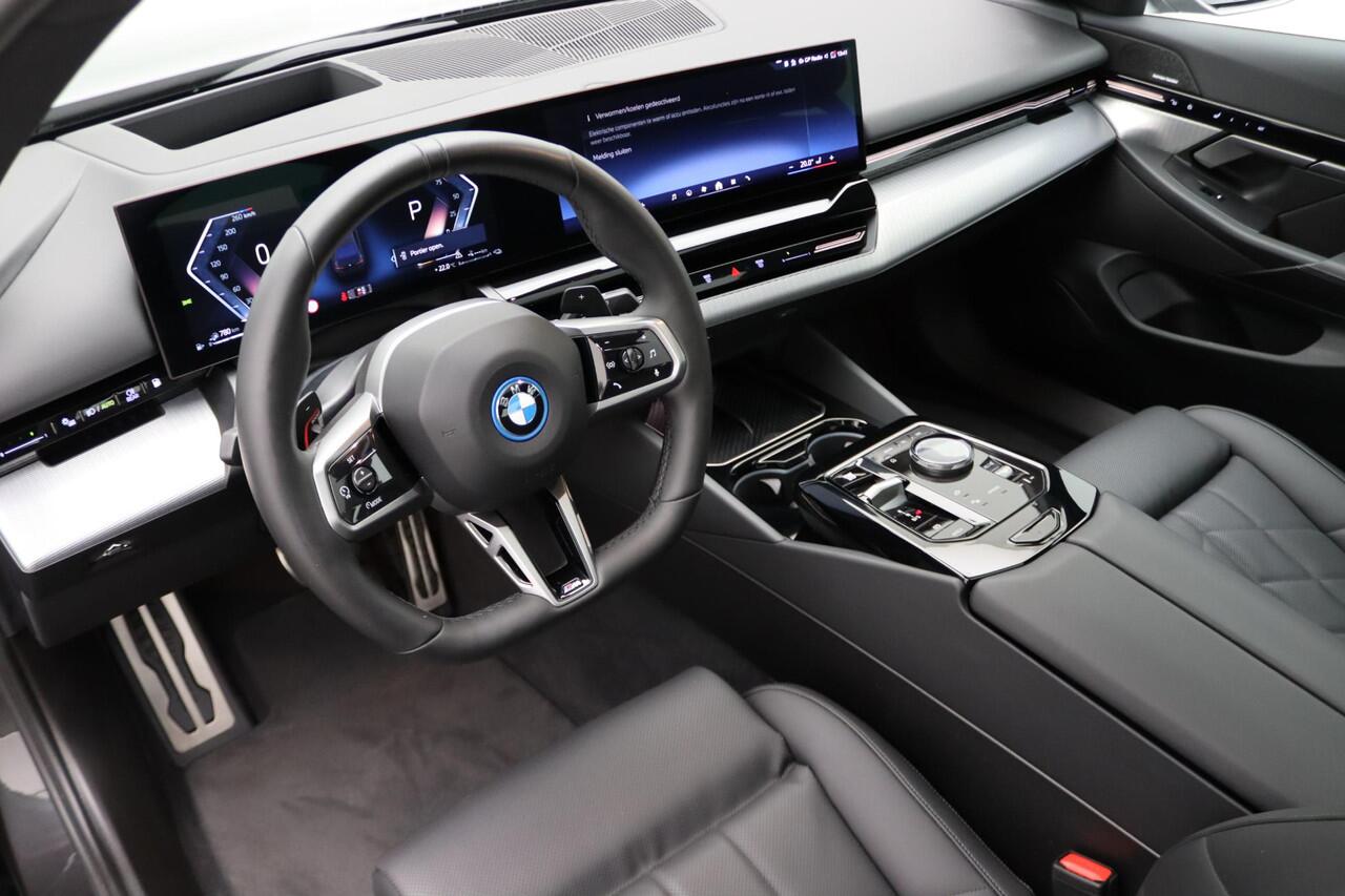 BMW 5-SERIE Sedan 530e M Sportpakket | Innovation Pack | Panoramadak | Driving Assist. Prof. | Comfortstoelen + Ventilatie | 20"
