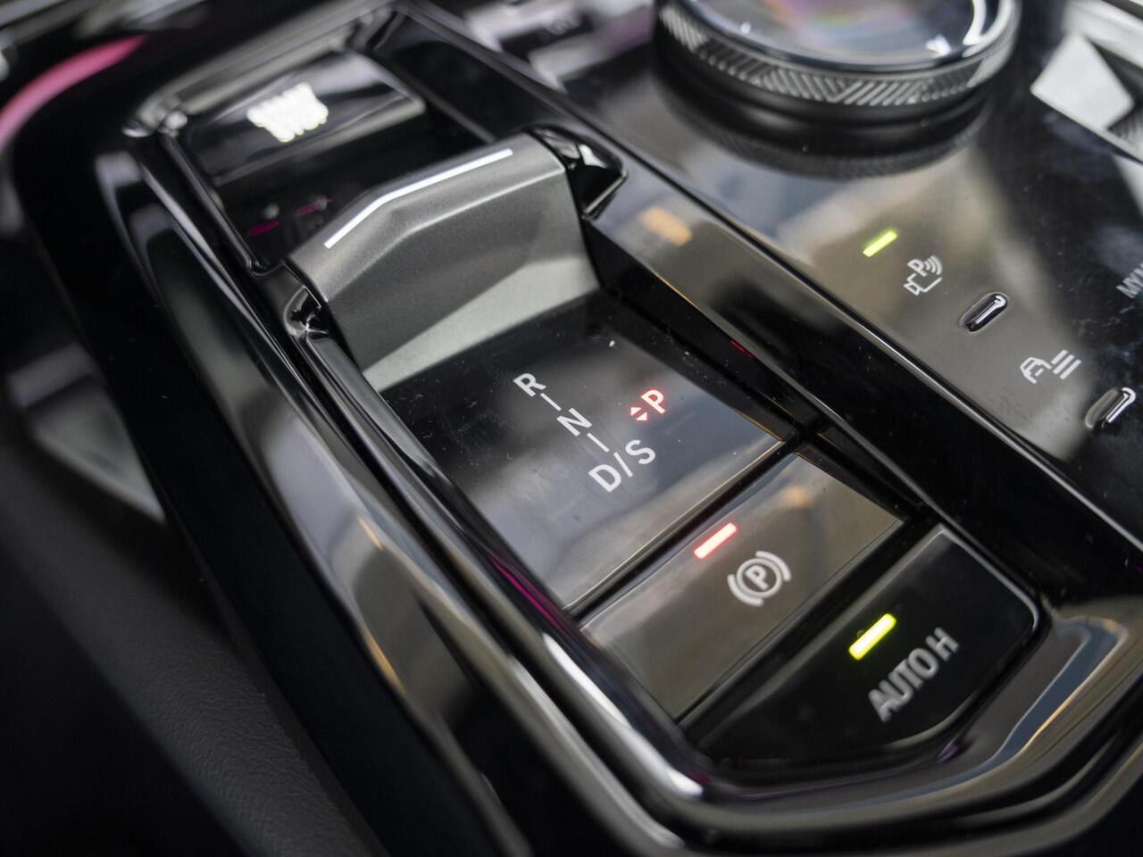 BMW 5-SERIE Sedan 520i | M Sportpakket | Innovation Pack | Verwarmd Stuurwiel | Comfort Access | Panoramadak | Stoelverwarming | Harman-Kardon | Trekhaak