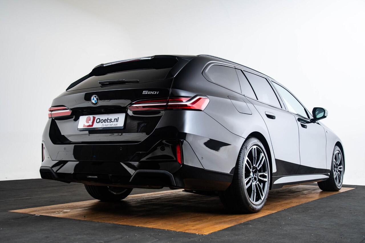 BMW 5-SERIE Touring 520i M Sport - Trekhaak - Panoramadak - Parking/Driving Assistant Professional - Head Up - Harman Kardon - Comfort Access - Standkachel - Stoelventilatie voor - Elektrisch verwarmde voor/achterstoelen -