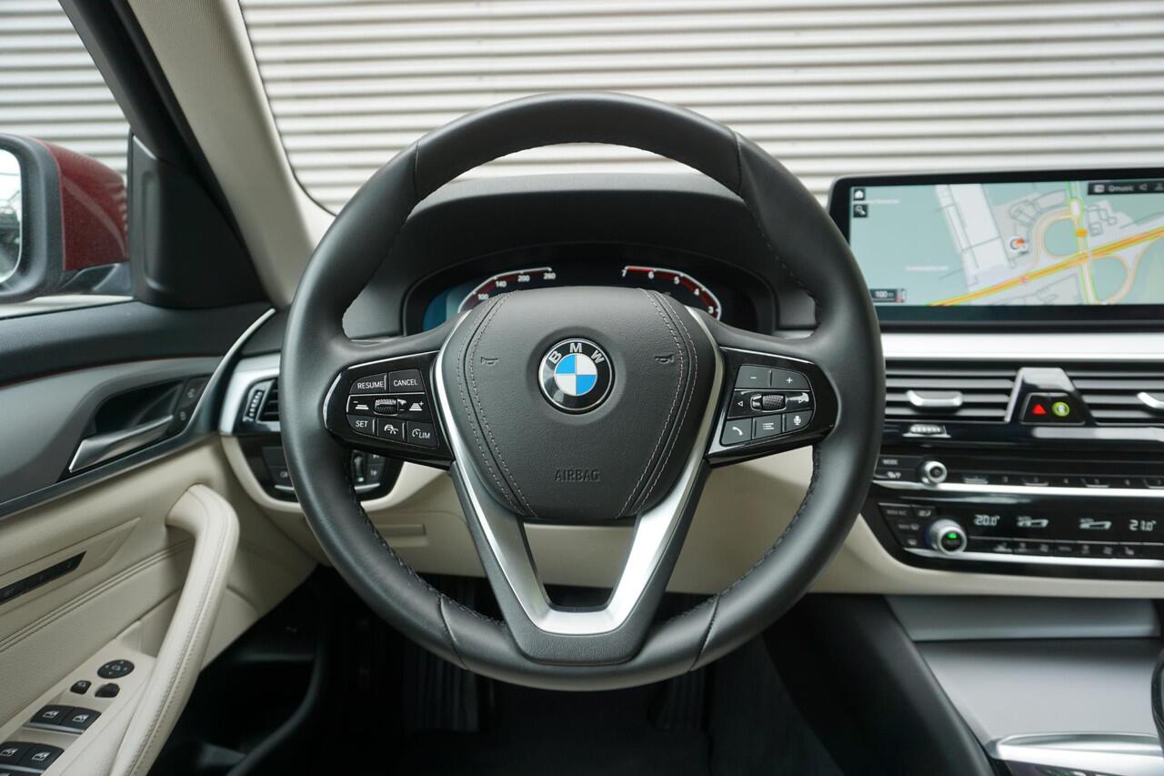 BMW 5-SERIE Sedan 520i Active Cruise | Head-Up | Comfortstoel | Parking Assistant | HiFi System