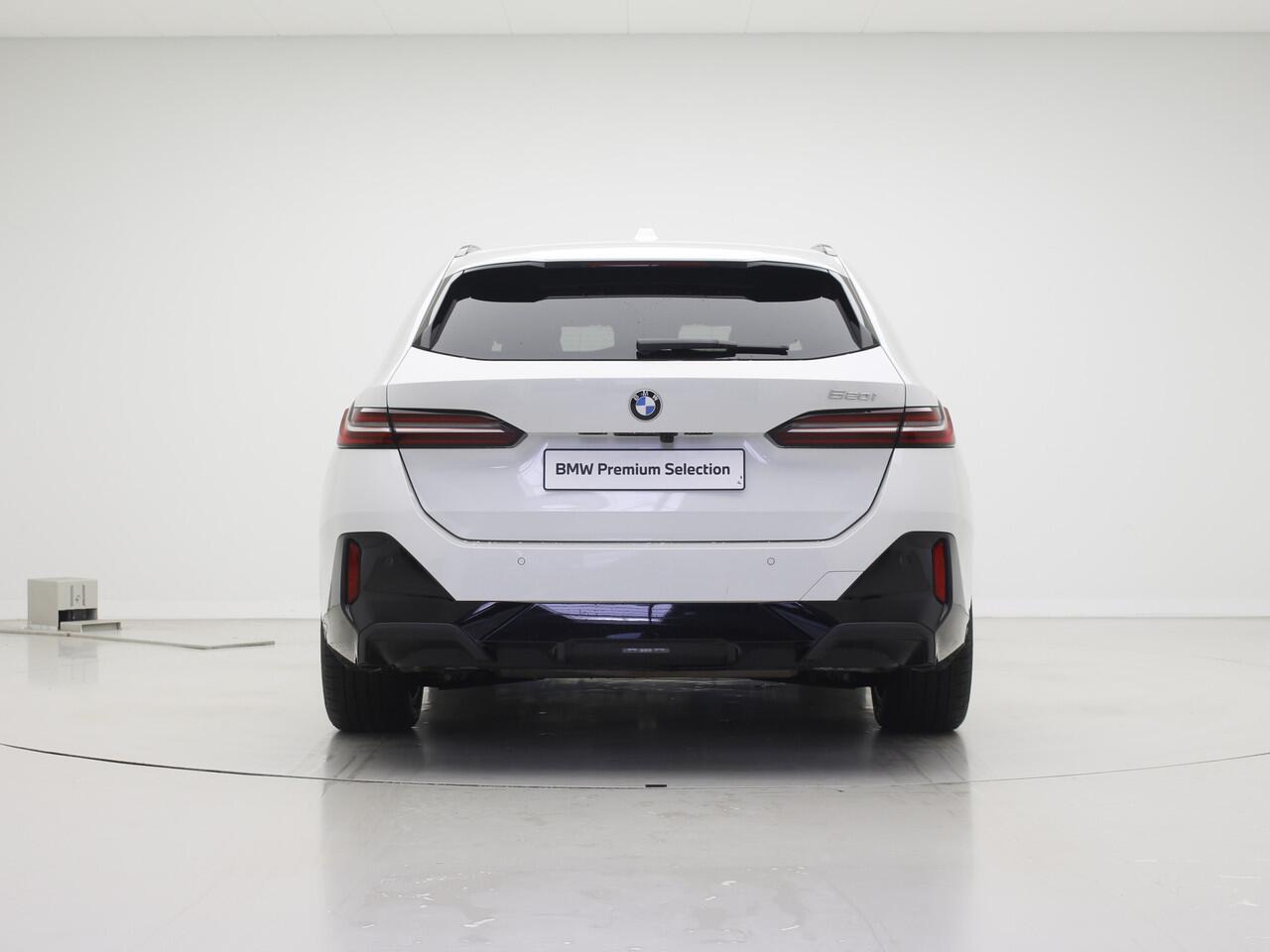 BMW 5-SERIE Touring 520i M-Sport | Driving Assistant Plus | Harman Kardon | Panorama | Standkachel | Trekhaak | Mild Hybid