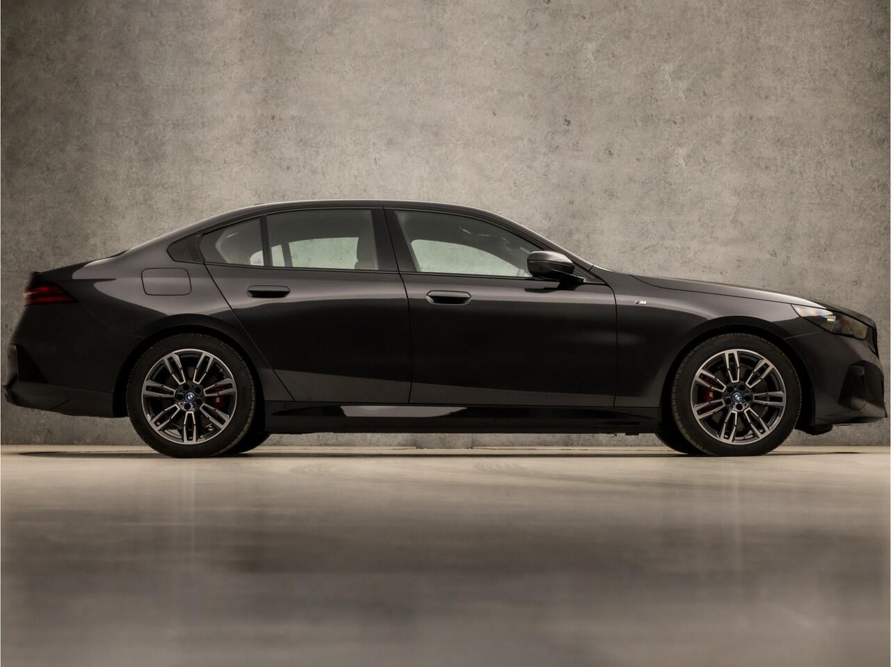 BMW 5-SERIE 530e M Sport 300Pk Automaat (SCHUIFDAK, M PAKKET, LUCHTVERING, HEAD-UP DISPLAY, COMFORTSTOELEN, STOELKOELING, 360 CAMERA, ADAPTIVE CRUISE, HARMAN/KARDON, NIEUWSTAAT)