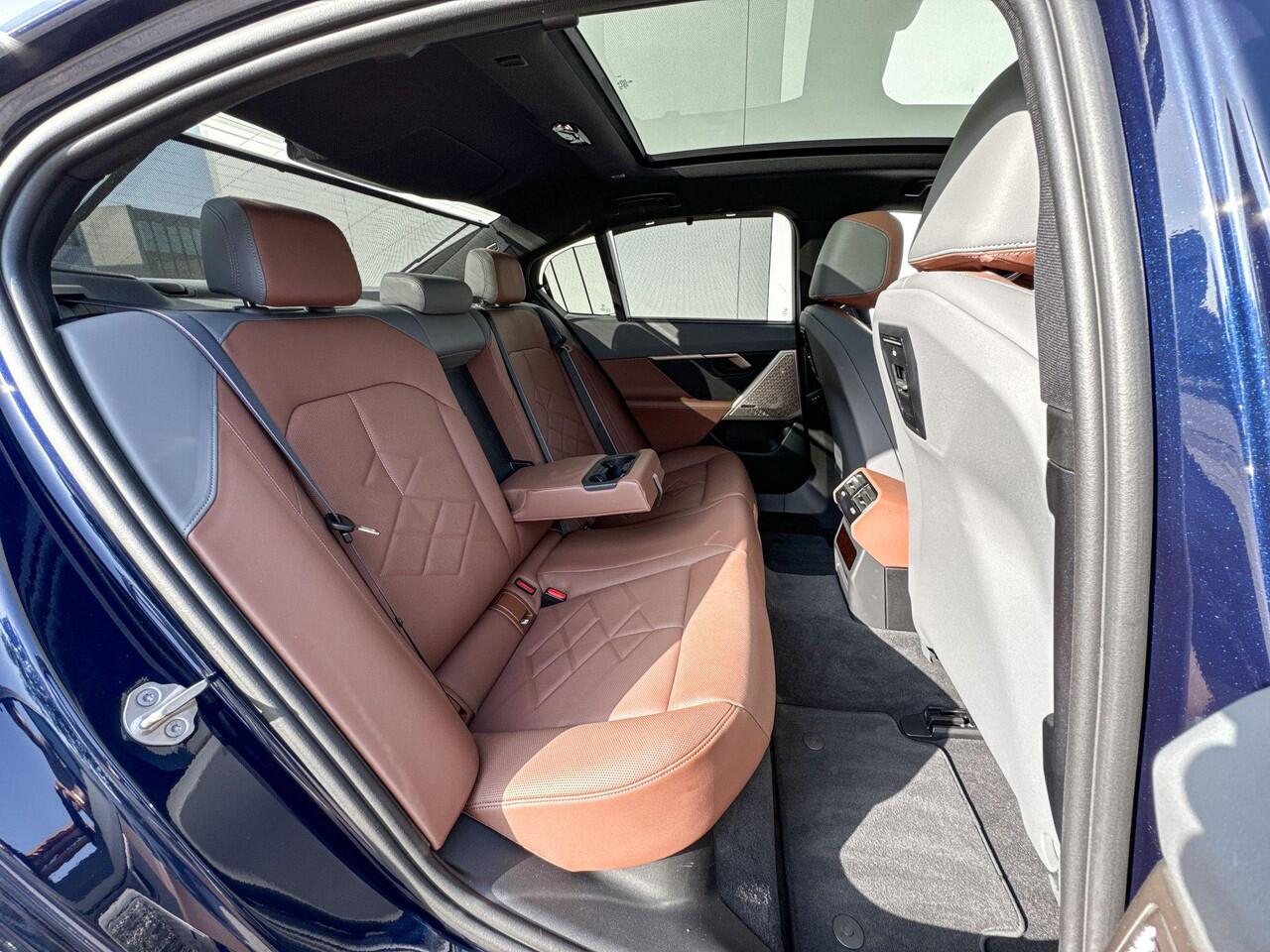 BMW 5-SERIE Sedan 550e xDrive M-Sport Pro / Bowers & Wilkins / Driving Assistant Professional / Head-Up / Parking Assistant Professional / Stoelventilatie / Stoelventilatie / Trekhaak Zwenkbaar / 20 Inch / Selections