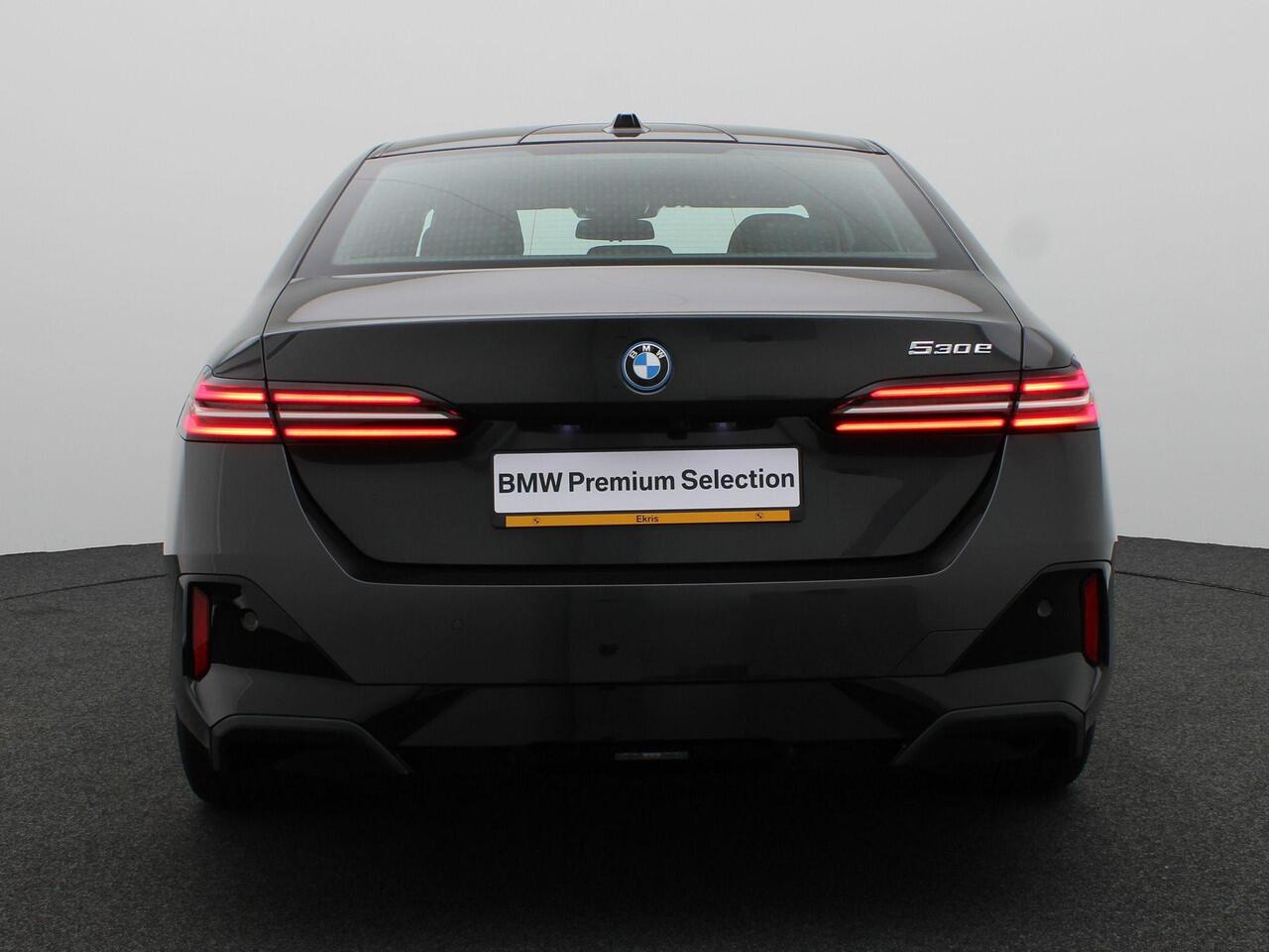 BMW 5-SERIE Sedan 530e M Sportpakket | Innovation Pack | Panoramadak | Driving Assist. Prof. | Comfortstoelen + Ventilatie | 20"