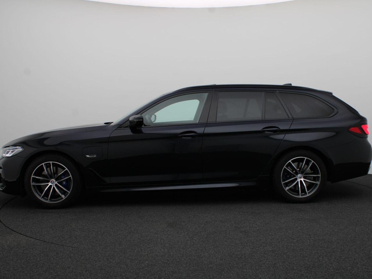 BMW 5-SERIE Touring 530e High Executive | M Sportpakket | Parking Pack | Trekhaak | Panoramadak | Laserlight | 18''