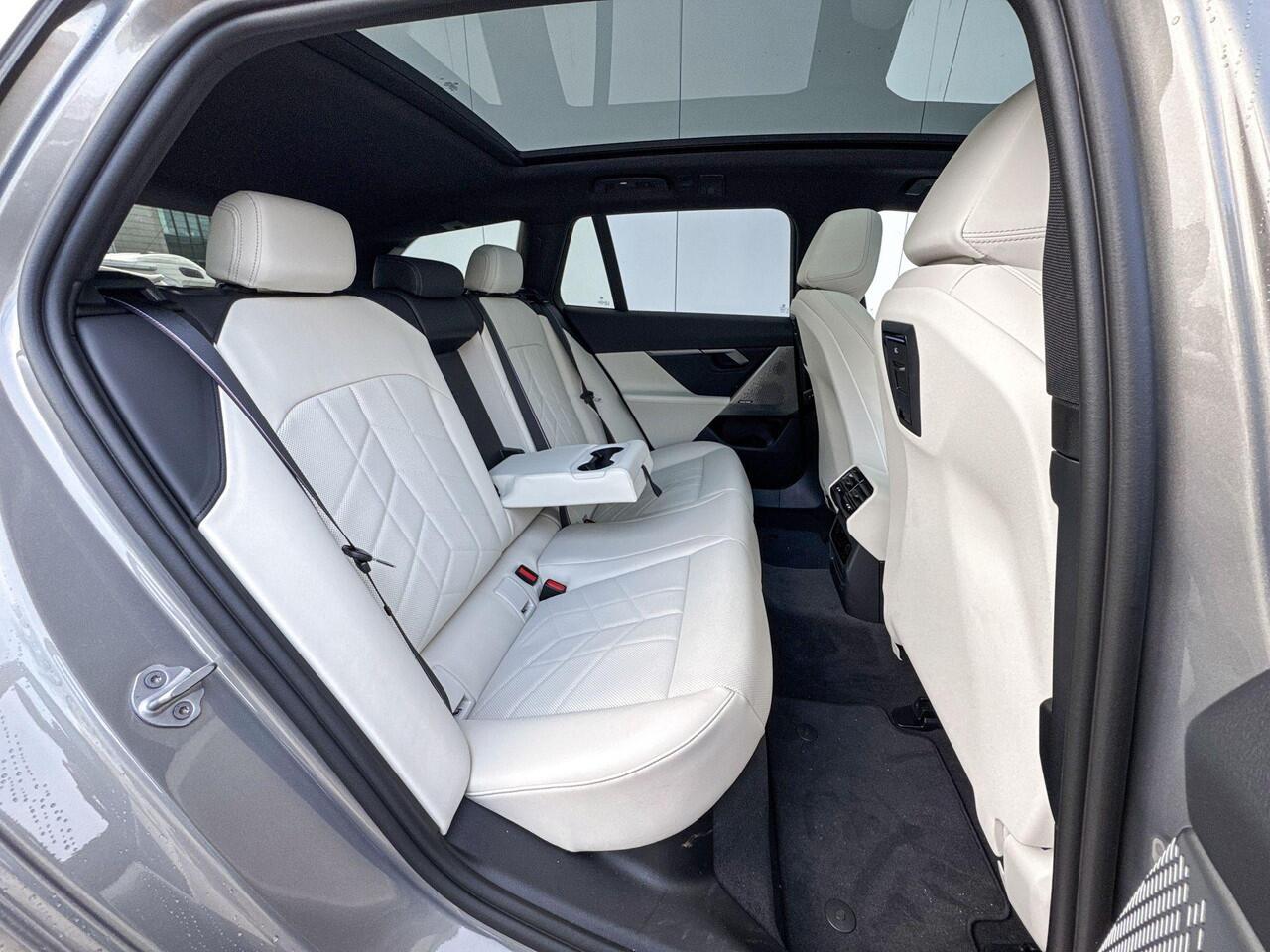 BMW 5-SERIE Touring 530e M Sport M-Sport Pro / Elektrisch Wegklapbare Trekhaak / 20 inch / Driving Assistant Professional / Innovation Pakket / Travel Pack