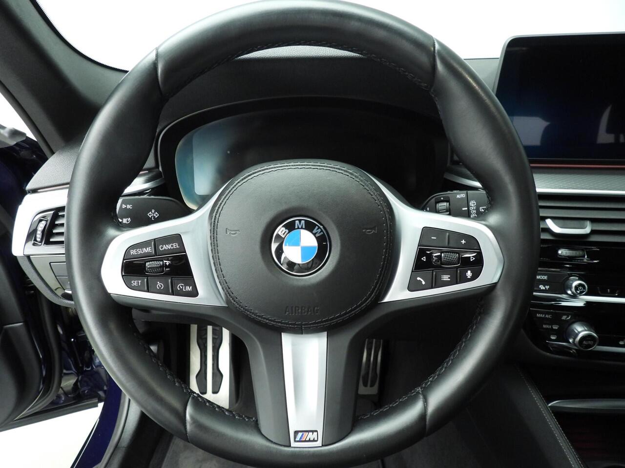 BMW 5-SERIE Touring 520i | M-Sportpakket | LED | Leder | Navigatie | Comfortzetels | Chrome line | DAB | Hifi speakers | Alu 18 inch