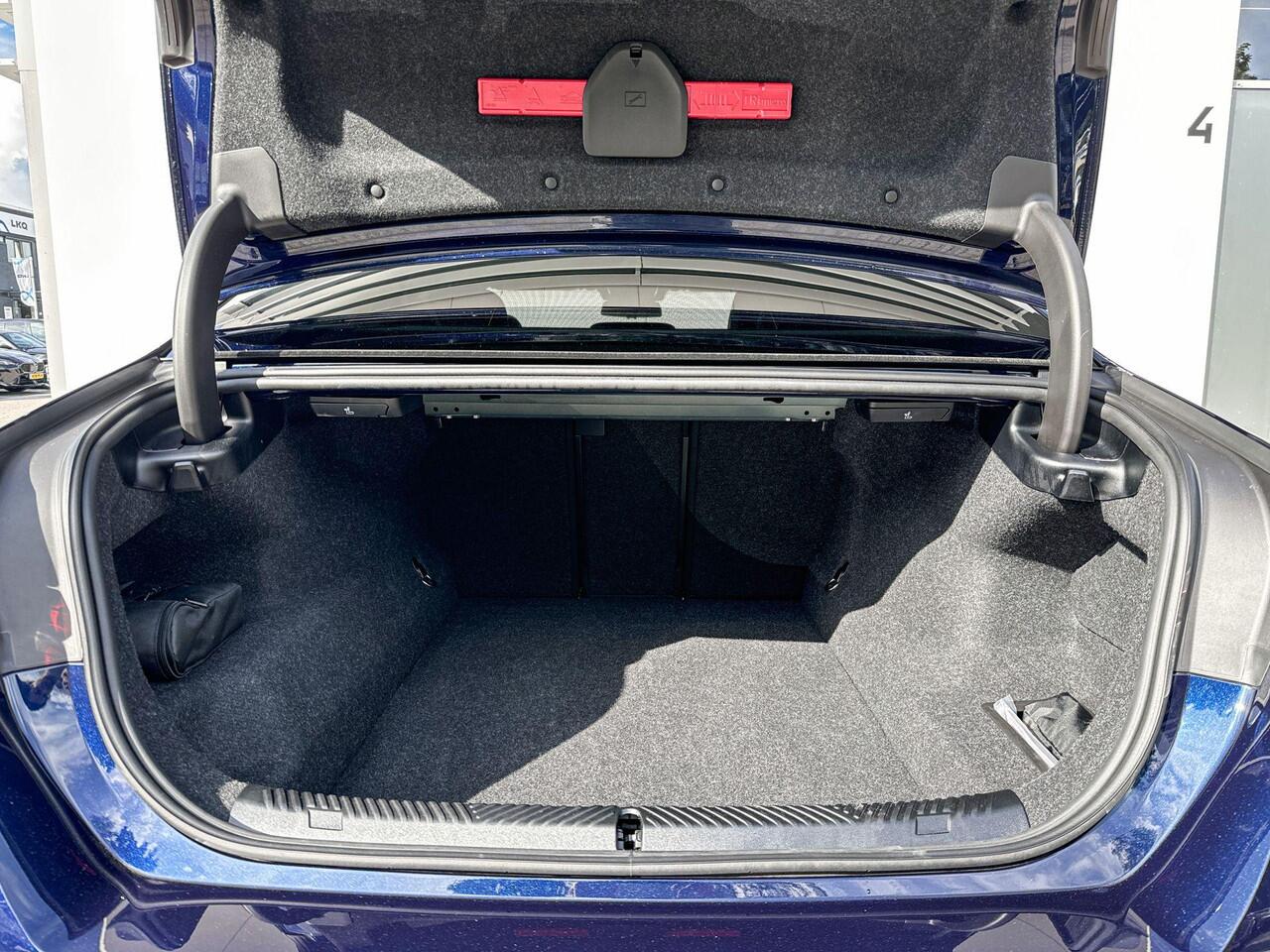 BMW 5-SERIE Sedan 550e xDrive M-Sport Pro / CoPilot / Bowers & Wilkins / Adaptief onderstel professional / LED koplampen adaptief / Stoelventilatie / Trekhaak Zwenkbaar / 20 inch / Selections