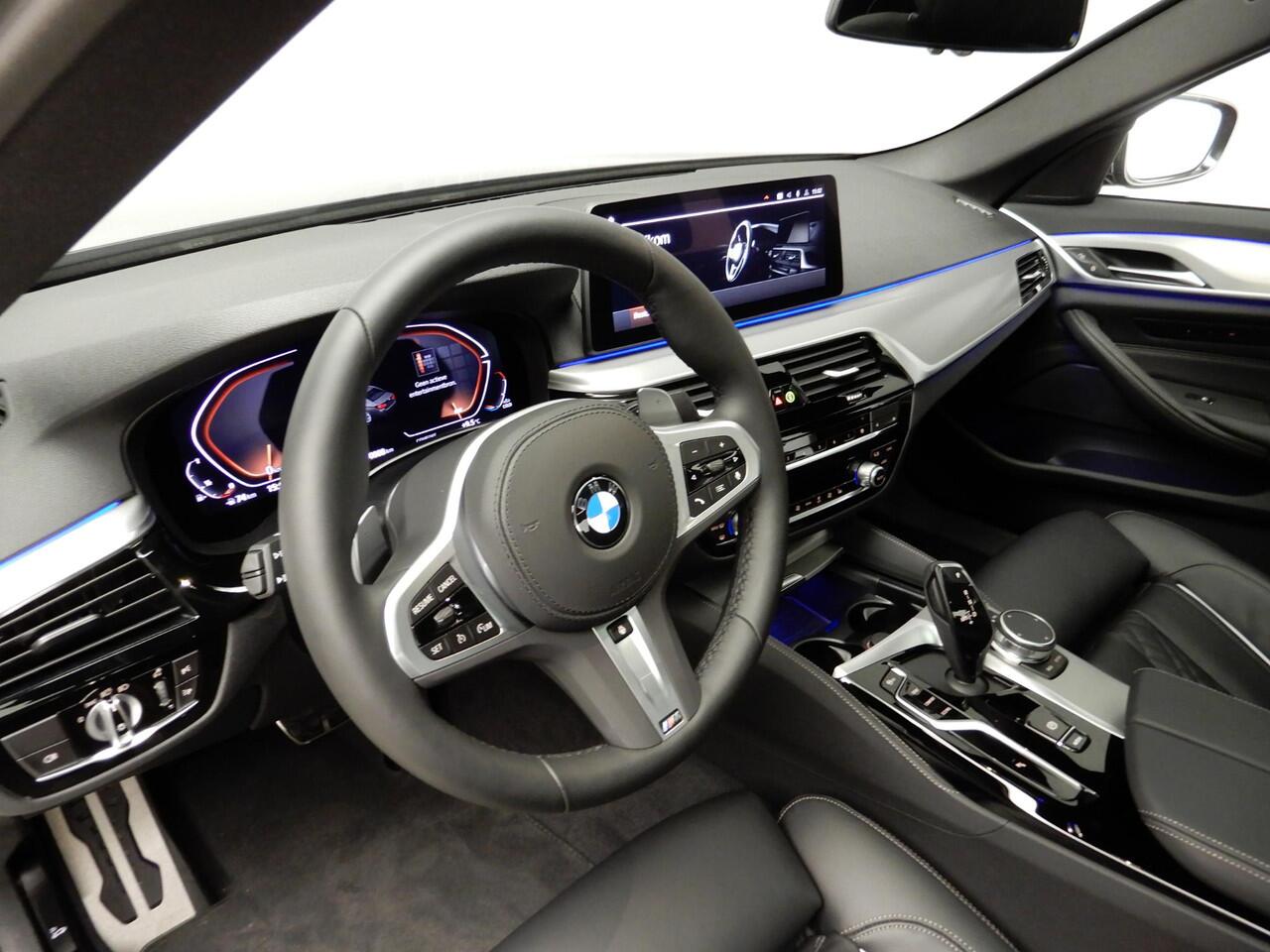 BMW 5-SERIE Sedan 530i | M-Sportpakket | Laserlicht | Leder | Navigatie | Schuifdak | Trekhaak | DAB | Hifi speakers | Alu 20 inch
