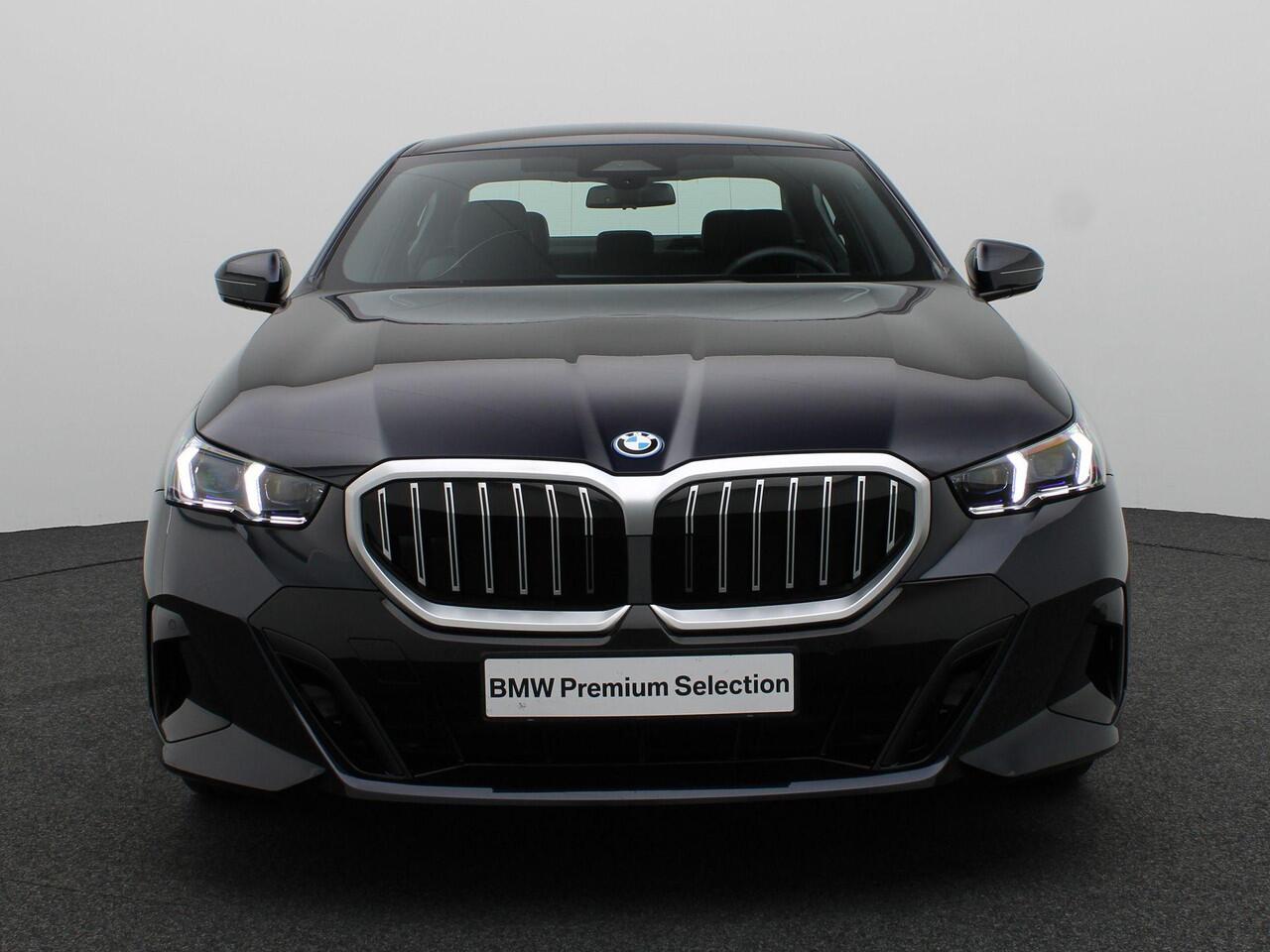 BMW 5-SERIE Sedan 530e M Sportpakket | Achteruitrijcamera | Driving Assistant | 19"