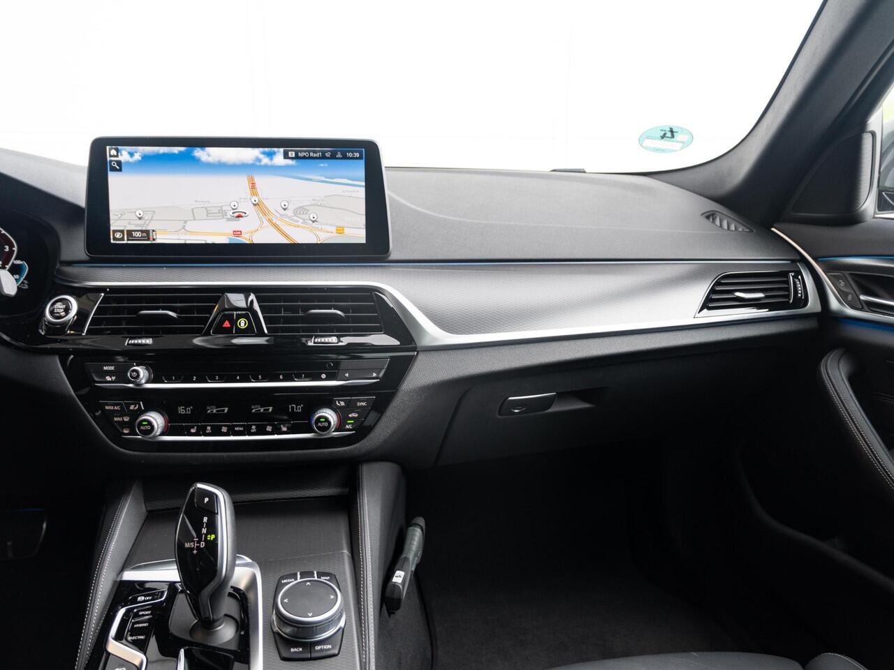 BMW 5-SERIE Sedan 520e | High Executive | M Sportpakket | Verwarmd Stuurwiel | Schuif-/kanteldak | Stoelverwarming | Head-Up Display | 19''