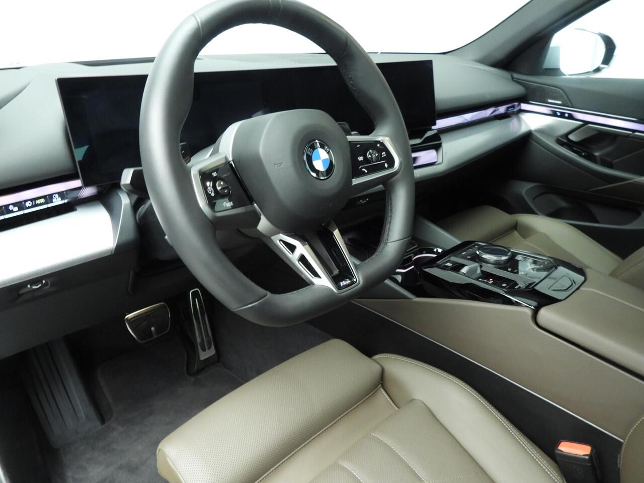 BMW 5-SERIE Sedan 520i | M-Sportpakket | LED | Leder | HUD | Elektr. zetels | Sportstoelen | DAB | Harman-kardon sound | Alu 20 inch