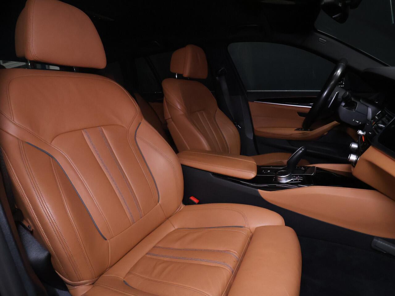 BMW 5-SERIE Touring 520i M Sport [CAMERA, APPLE CARPLAY, MEMORY SEATS, M STUURWIEL,TREKHAAK WEGKLAPBAAR, ANDROID AUTO, VOL LEDER, NIEUWSTAAT]