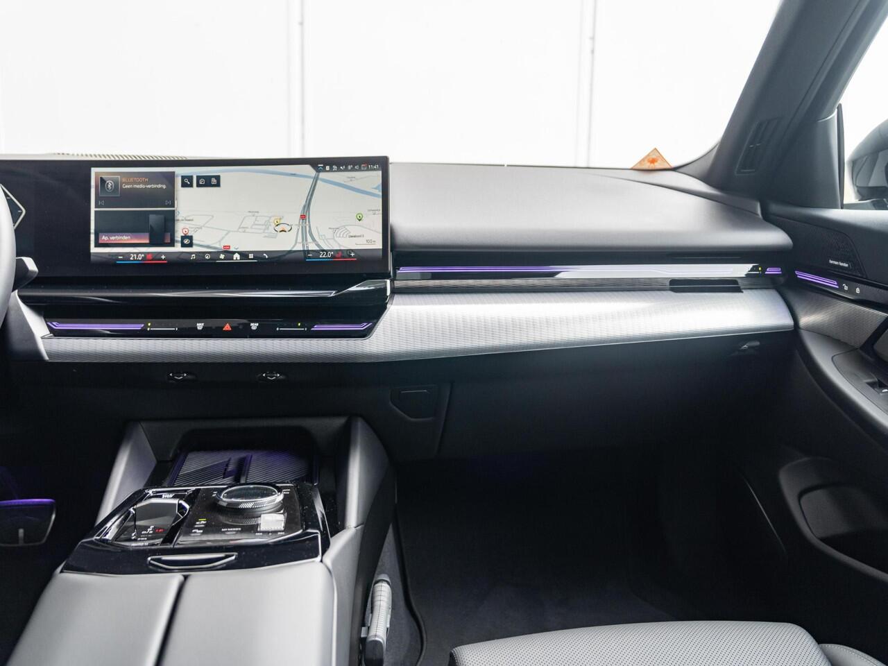 BMW 5-SERIE Sedan 530e | M Sportpakket Pro | Innovation Pack | Stuurwielrand verwarmd | Comfort Access | Panoramadak | Stoelverwarming | Harman-Kardon