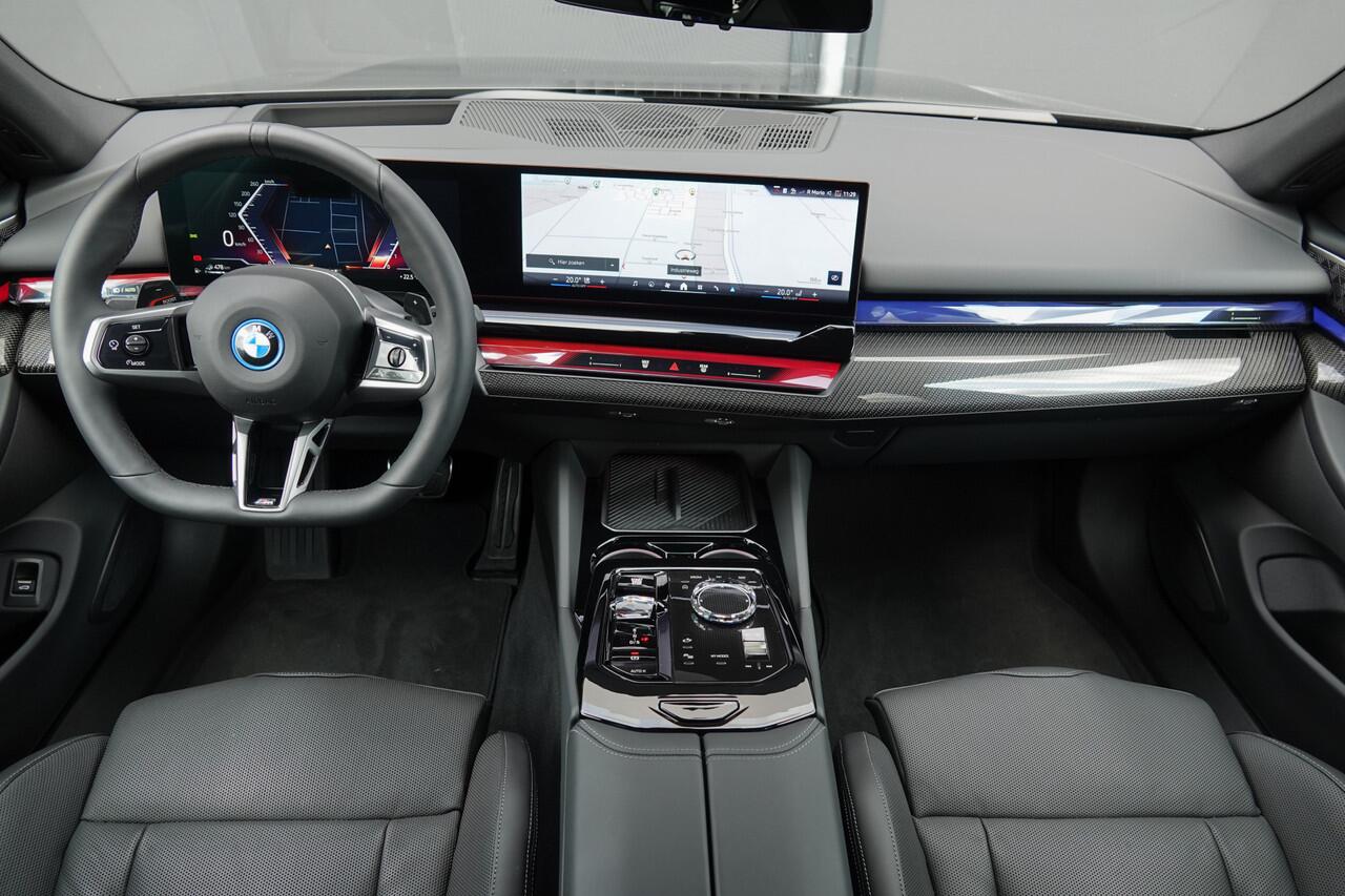 BMW 5-SERIE Touring 550E 490Pk Aut. | Plug in Hybride | X-Drive | Shadowline | M-Sport | 'M' Sportstoelen | Head Up Display | Panoramadak | Trekhaak | 21''