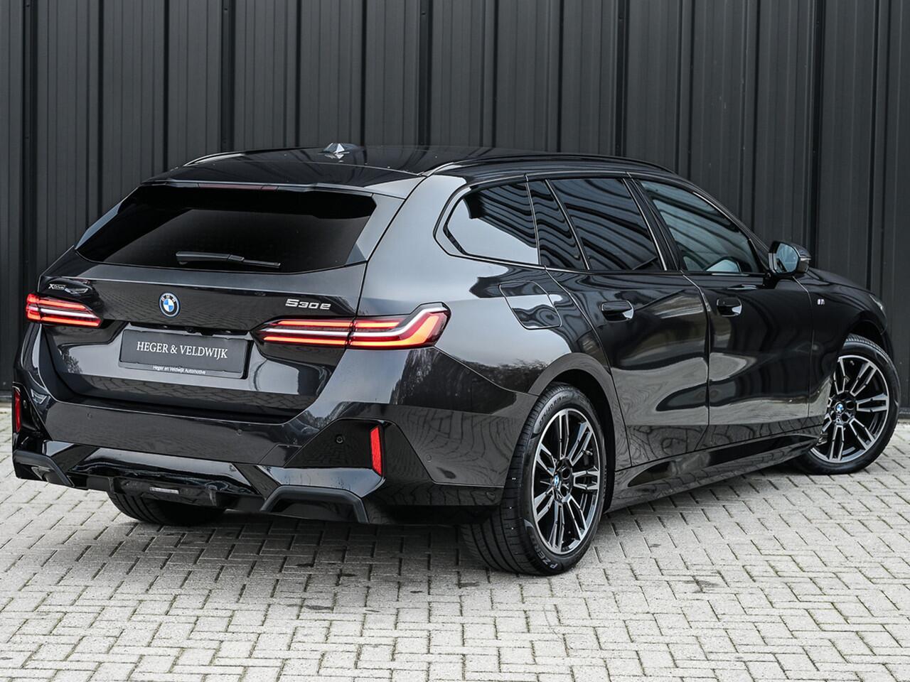 BMW 5-SERIE Touring 530e xDrive · M-Sport · Shadow Line · Panoramadak · Harman/Kardon · 360 Camera · Comfort Access · Stoel- en Stuurverwarming · Active Cruise · Ambiance · El. trekhaak