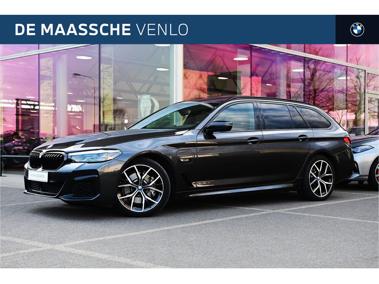 BMW 5-SERIE Touring 530e High Executive M Sport Automaat / Panoramadak / Trekhaak / Stoelverwarming / Active Cruise Control / Live Cockpit Professional / Parking Assistant