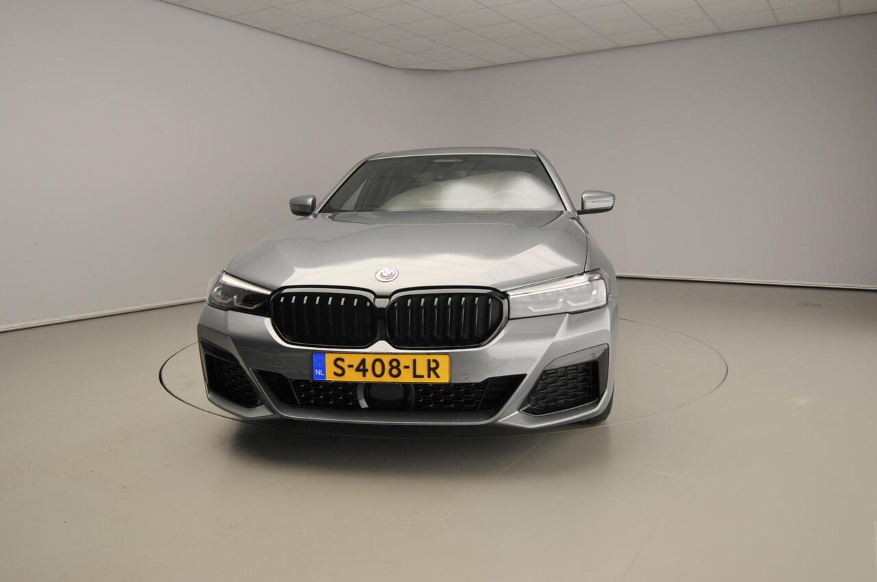 BMW 5-SERIE Sedan 530e | M-Sportpakket | LED | Leder | HUD | Schuifdak | Trekhaak | Active cruise | DAB | Harman-kardon sound | Alu 20 inch