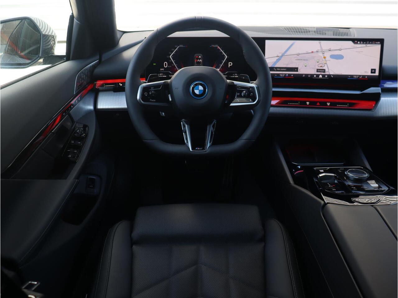 BMW 5-SERIE Touring 530e | M Sportpakket Pro | Driving Assistant Prof. | Trekhaak | Panodak | Bowers & Wilkins | Comfortstoelen | Parking Assistant Plus | 20'' LMV