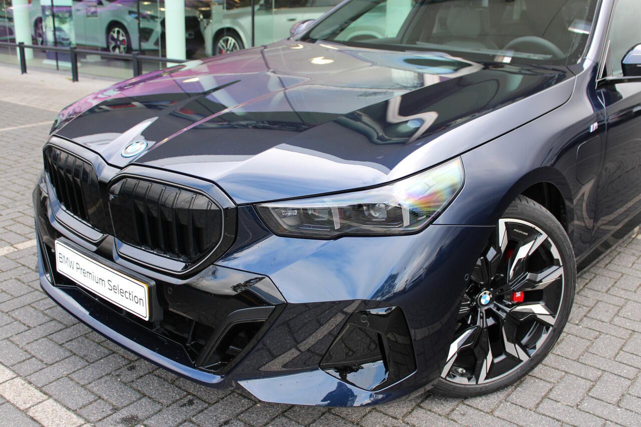 BMW 5-SERIE Touring 530e M Sport Automaat / Panoramadak / Trekhaak / Bowers & Wilkins / Adaptief onderstel professional / Parking Assistant Professional / Stoelventilatie