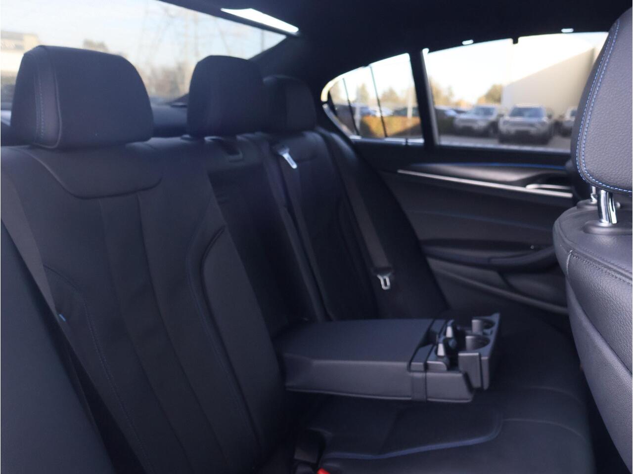 BMW 5-SERIE 530e High Executive M Sportpakket/ Achteruitrijcamera/ Getint Glas/ Sportstoelen/ Stoelverwarming/ Ambiance verlichting