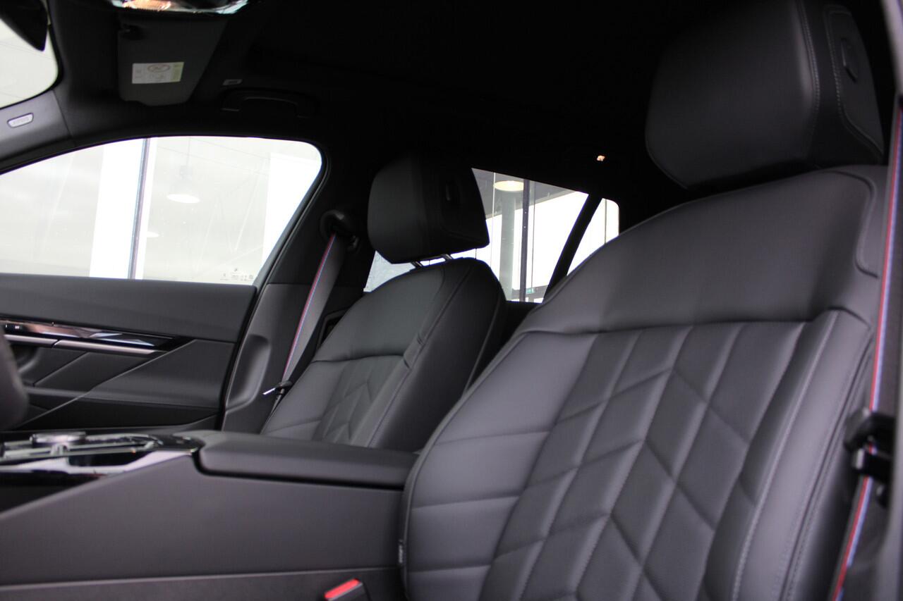 BMW 5-SERIE Touring 530e M Sport Automaat / Panoramadak / Trekhaak / Stoelventilatie / Parking Assistant Plus / Comfort Access / Adaptieve LED / M Sportonderstel / Harman-Kardon