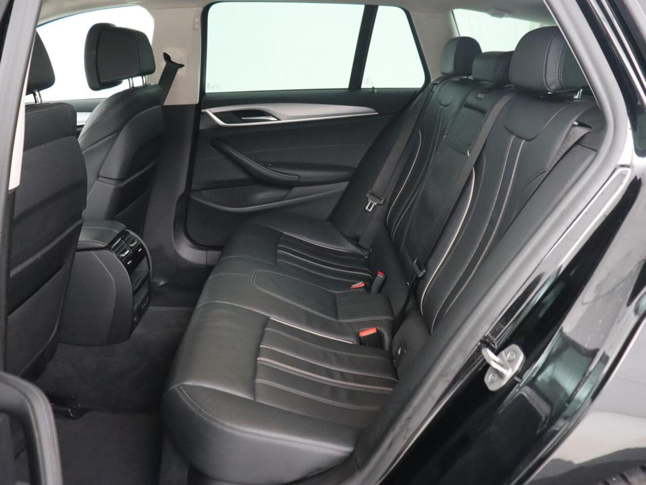 BMW 5-SERIE 520i Business Edition Plus | Nappaleder | Stoelverwarming | Carplay | Laserlicht | Navigatie | Live Cockpit | Parkeerhulp | Climate control | Comfortstoelen | Cruise control | Bluetooth