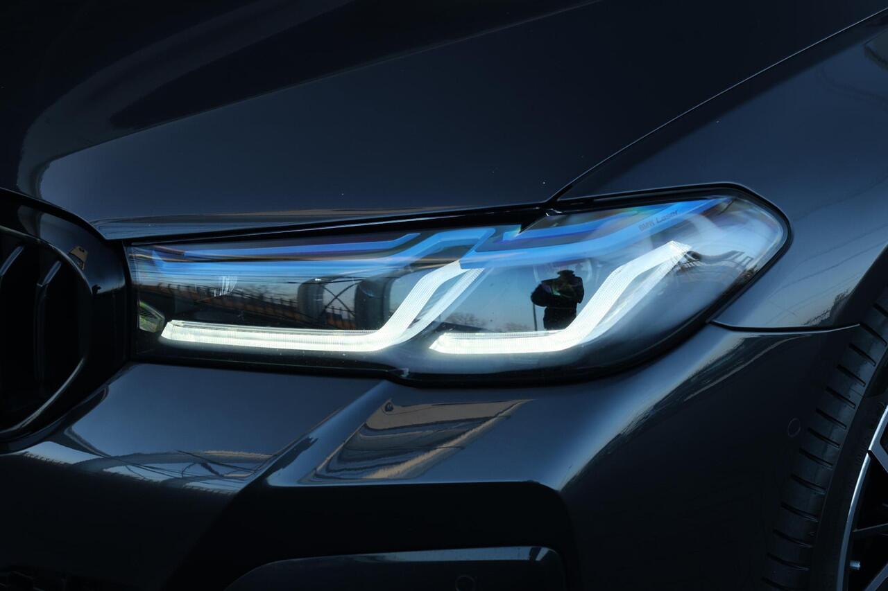 BMW 5-SERIE Touring 540i xDrive M-Sportpakket / Harman Kardon / Panoramadak / Laserlicht / Head Up Display / Comfort Access /