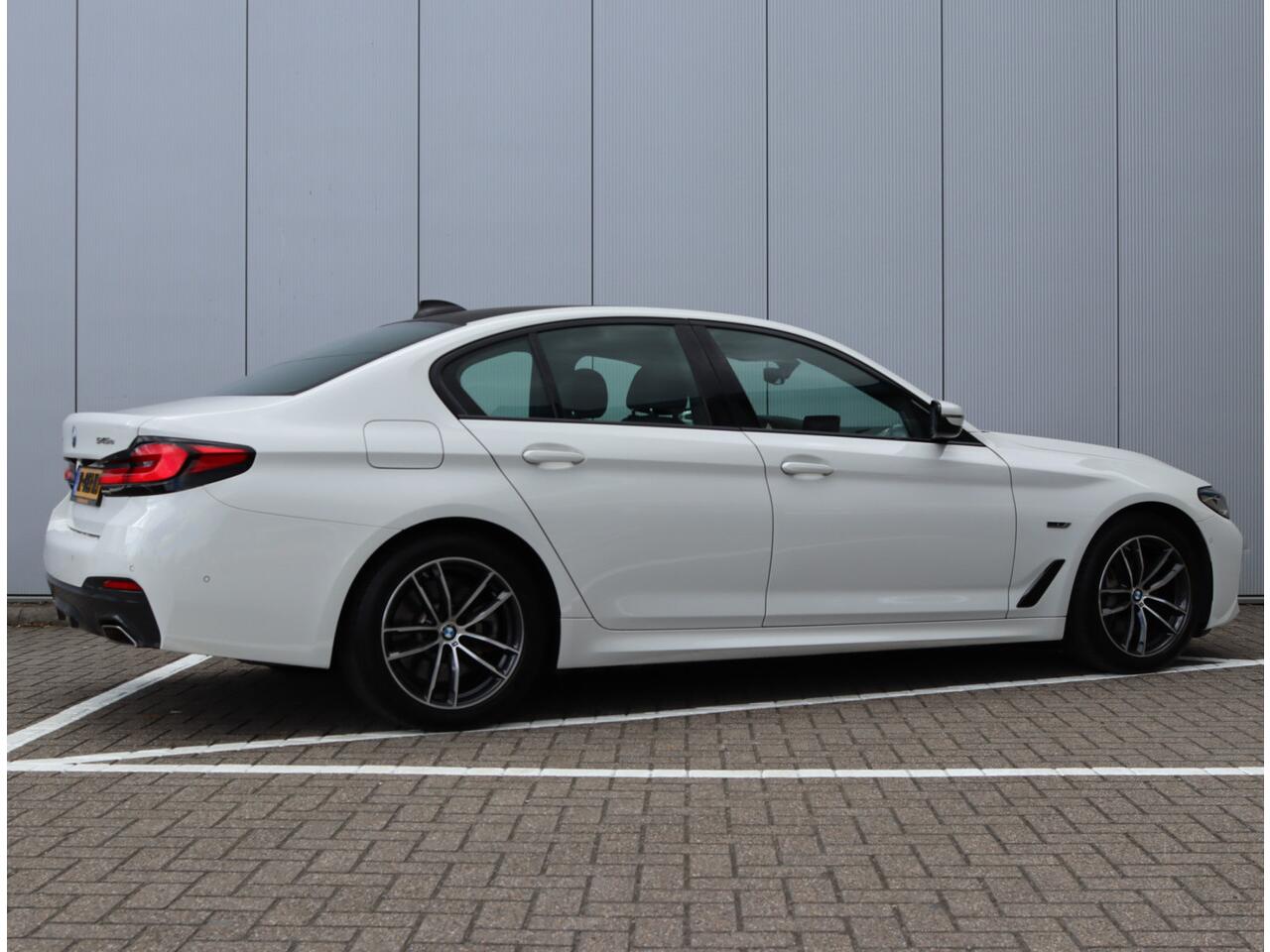 BMW 5-SERIE 545e xDrive | H&K | Head-up | Parkeercamera | M-sport | Leder