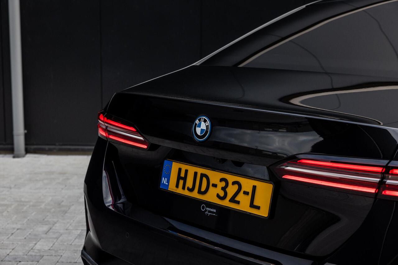 BMW 5-SERIE 550e xDrive | M-Pakket | Comfortstoelen + Memory | Adaptief Onderstel | Comfort-Pakket | Panoramadak | Driving Assistant Professional | Shadow Line | Adaptieve LED Verlichting | DAB | Bowers & Wilkins Surround |