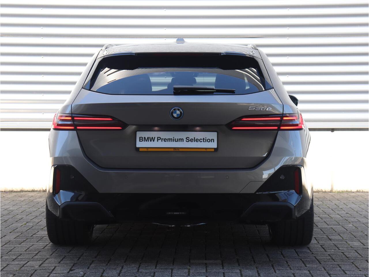 BMW 5-SERIE Touring 530e | M Sportpakket Pro | Driving Assistant Prof. | Trekhaak | Panodak | Bowers & Wilkins | Comfortstoelen | Parking Assistant Plus | 20'' LMV