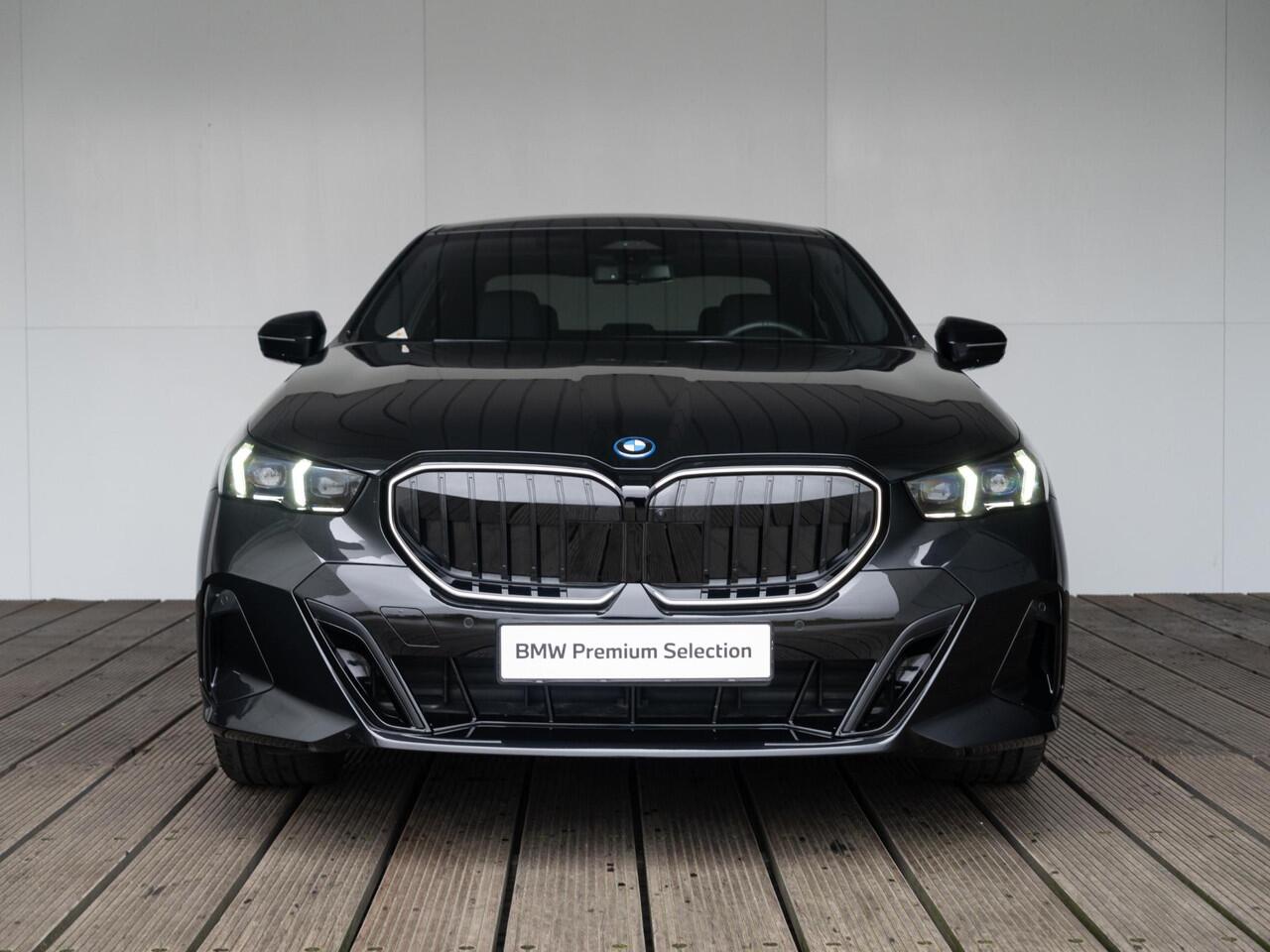 BMW 5-SERIE Sedan 530e | M Sportpakket Pro | Innovation Pack | Stuurwielrand verwarmd | Comfort Access | Panoramadak | Stoelverwarming | Harman-Kardon