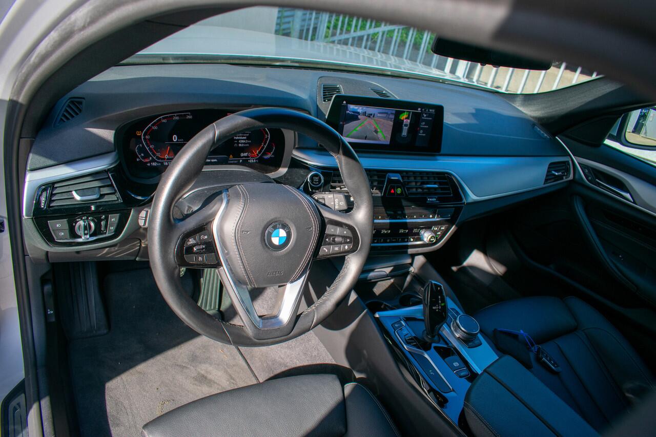 BMW 5-SERIE Touring 520i High Executive Edition -Luchtvering-Trekhaak-20"-DAB-Leder-
