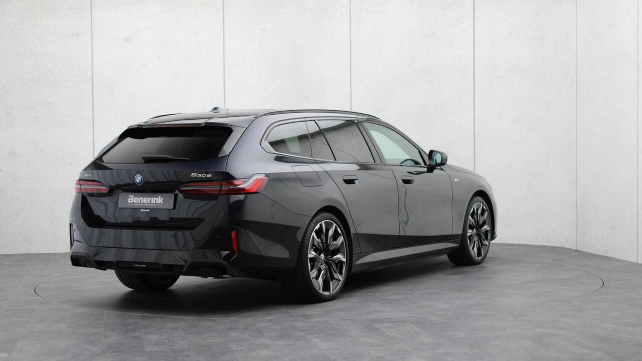 BMW 5-SERIE Touring 530e xDrive M-Sport Pro | Stoelventilatie | Bowers & Wilkins | M Carbon exterieur | Onderstel Professional | Head-up | Panoramadak | Trekhaak