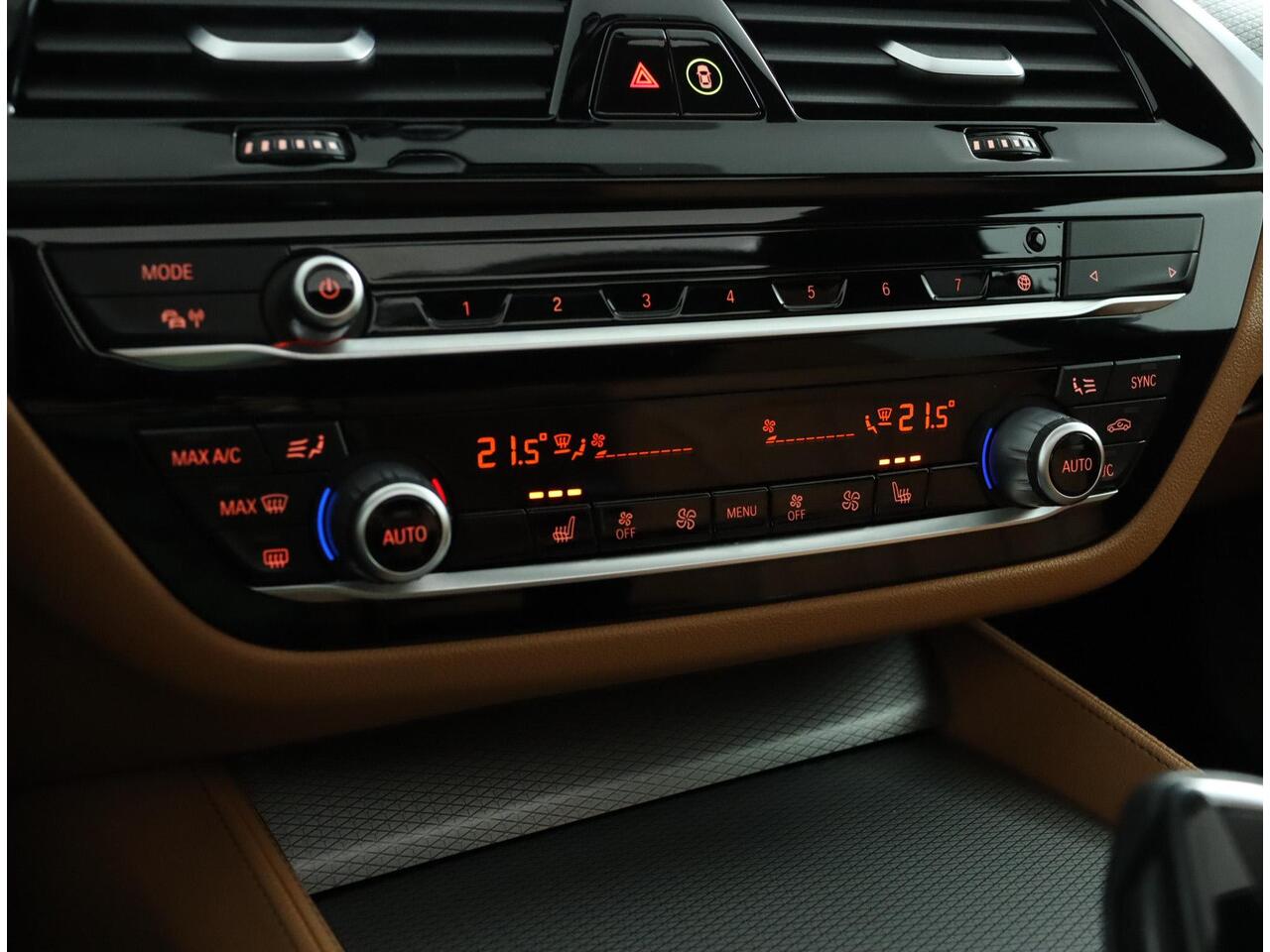 BMW 5-SERIE Touring 520i High Executive M Sportpakket | Trekhaak | Panoramadak | Adaptieve LED koplampen | Achteruitrijcamera | HiFi System