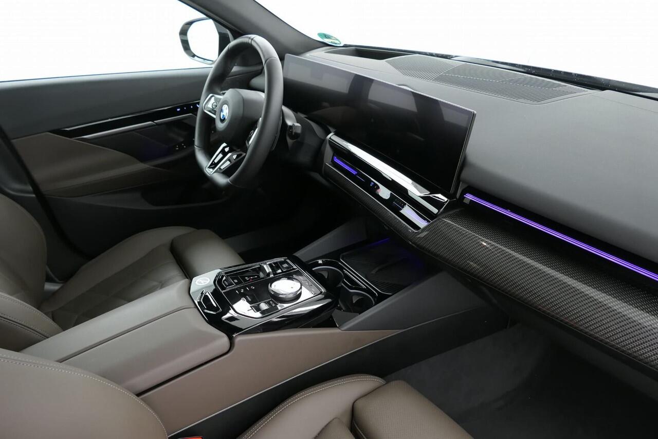 BMW 5-SERIE Touring 520i M-Sport | Panorama | Driving Assistant Plus | Harman Kardon | Standkachel | Trekhaak | Carbon interieurlijsten Mild Hybrid