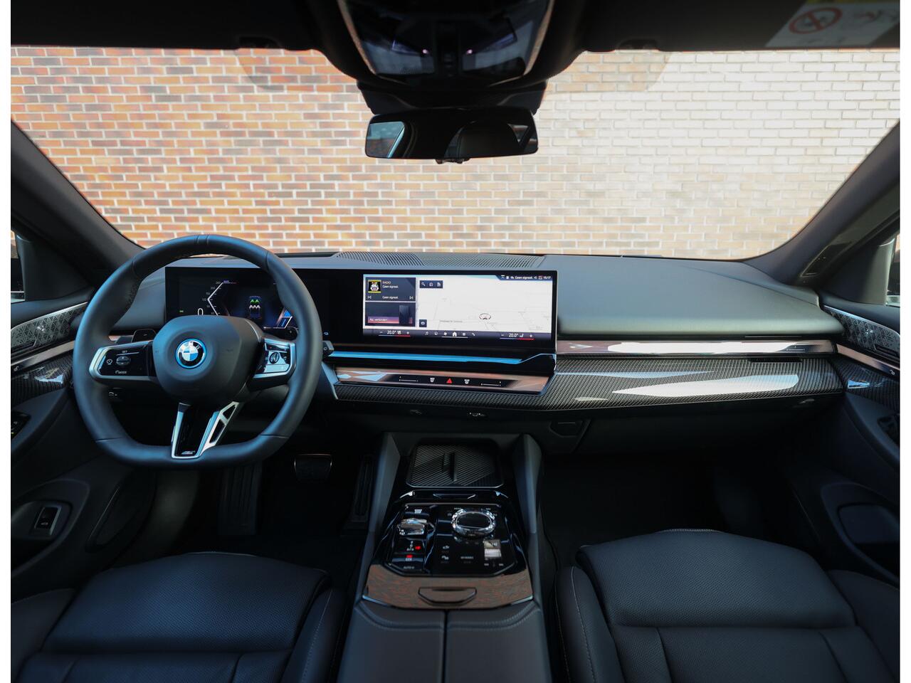 BMW 5-SERIE Touring 550e xDrive | M Sport Pro - Pano - Trekhaak - HUD