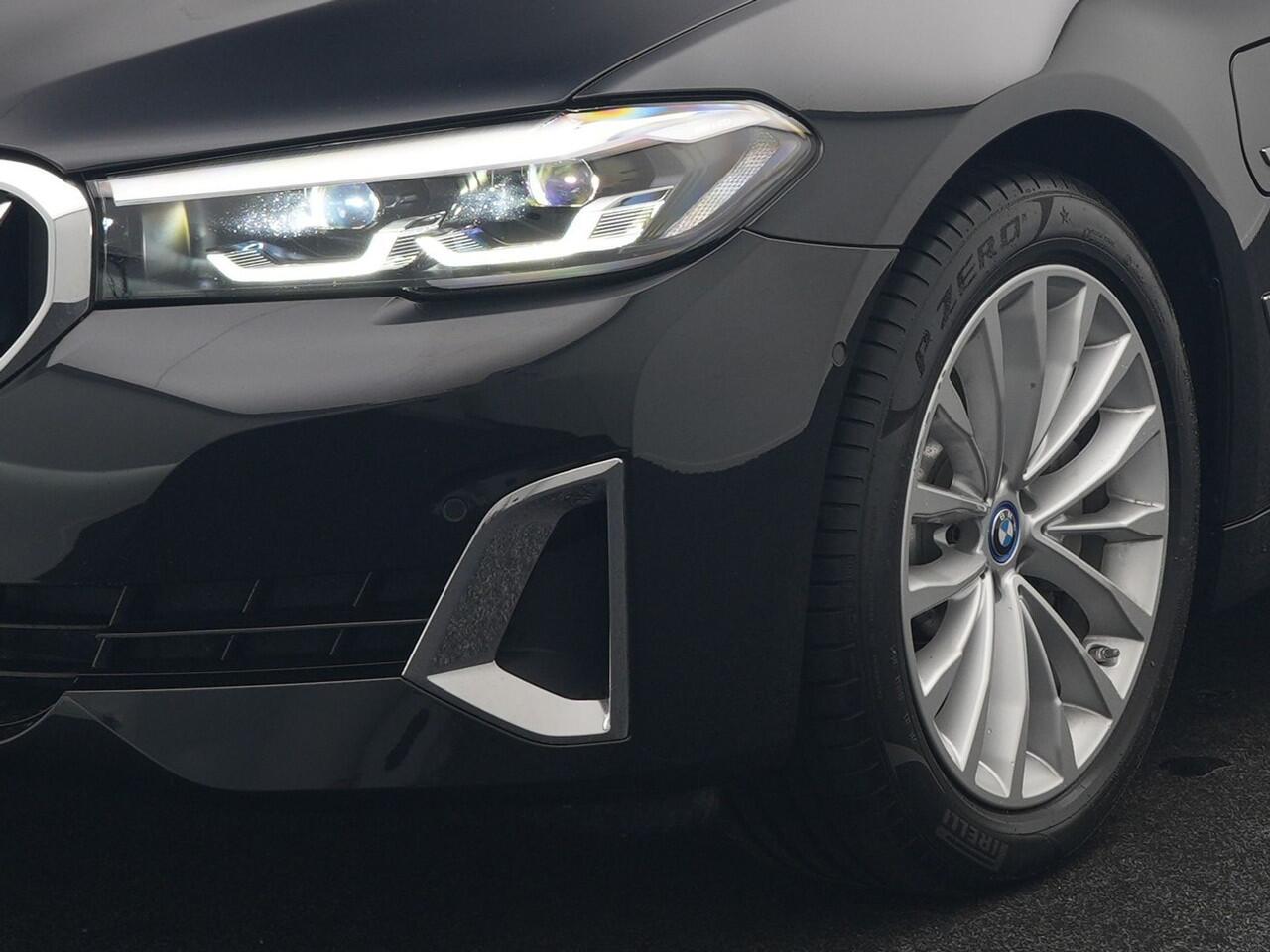 BMW 5-SERIE Touring 530e Luxury Line Plug In Hybrid 294pk Dealer O.H PHEV | Trekhaak Af Fabriek | Panodak | Camera | Lederen Sportstoelen Memory & Verwarmd | Apple Carplay | Cruise Control | Navigatie | Virtual | DAB |