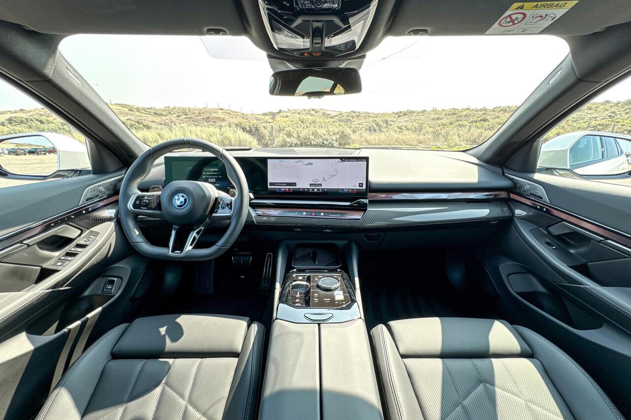 BMW 5-SERIE Sedan 550e xDrive | Selections | M Sport Pro | Glazen Panoramadak | Bowers & Wilkins | Stoelventilatie |