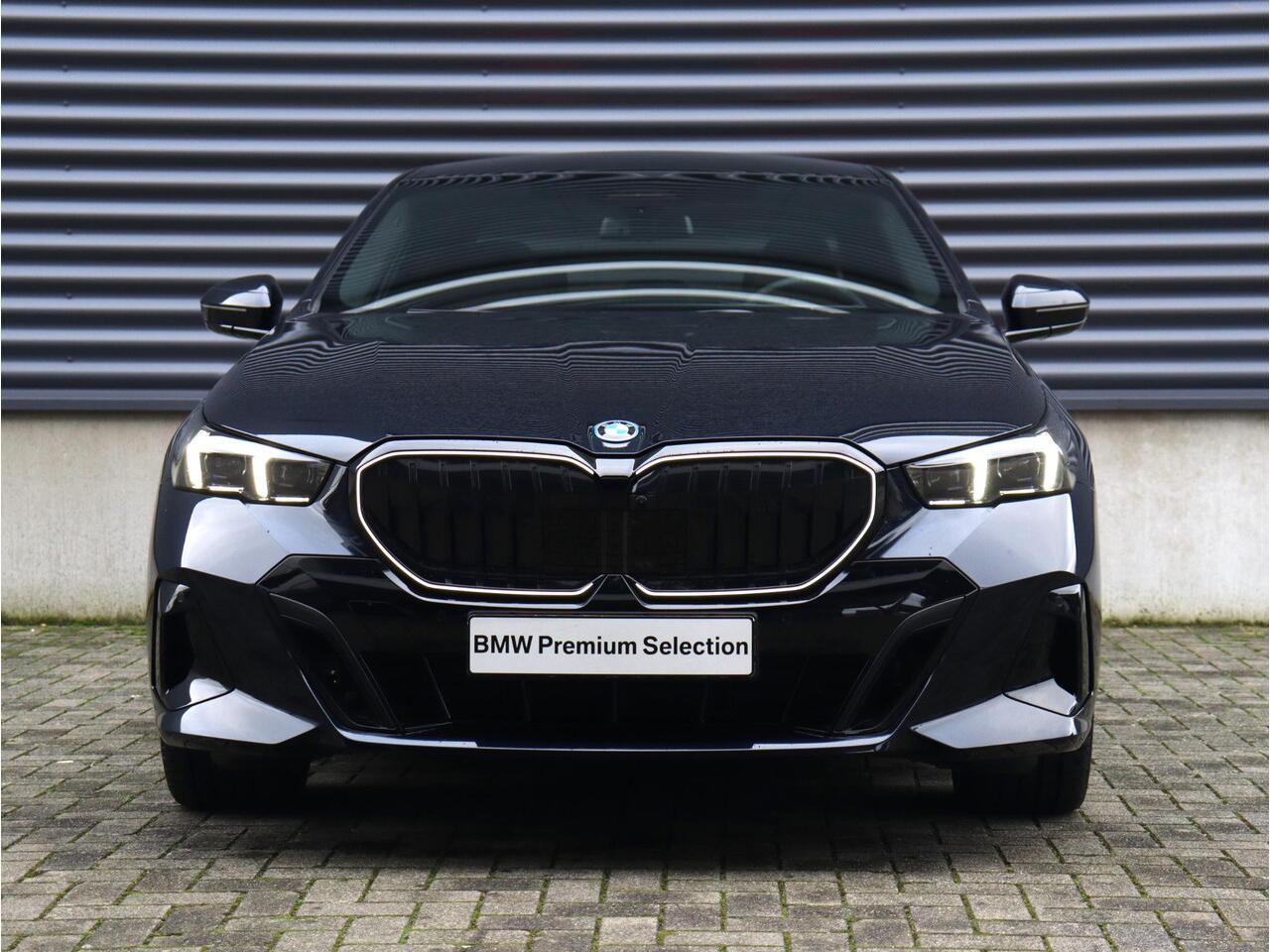 BMW 5-SERIE 550e xDrive | M Sportpakket Pro | Panodak | Driving Assistant Prof. | Adaptief Onderstel Prof. | Bowers & Wilkins | M Multifunctionele Stoelen | Stoelventilatie | Parking Assistant Prof. | 20'' LMV