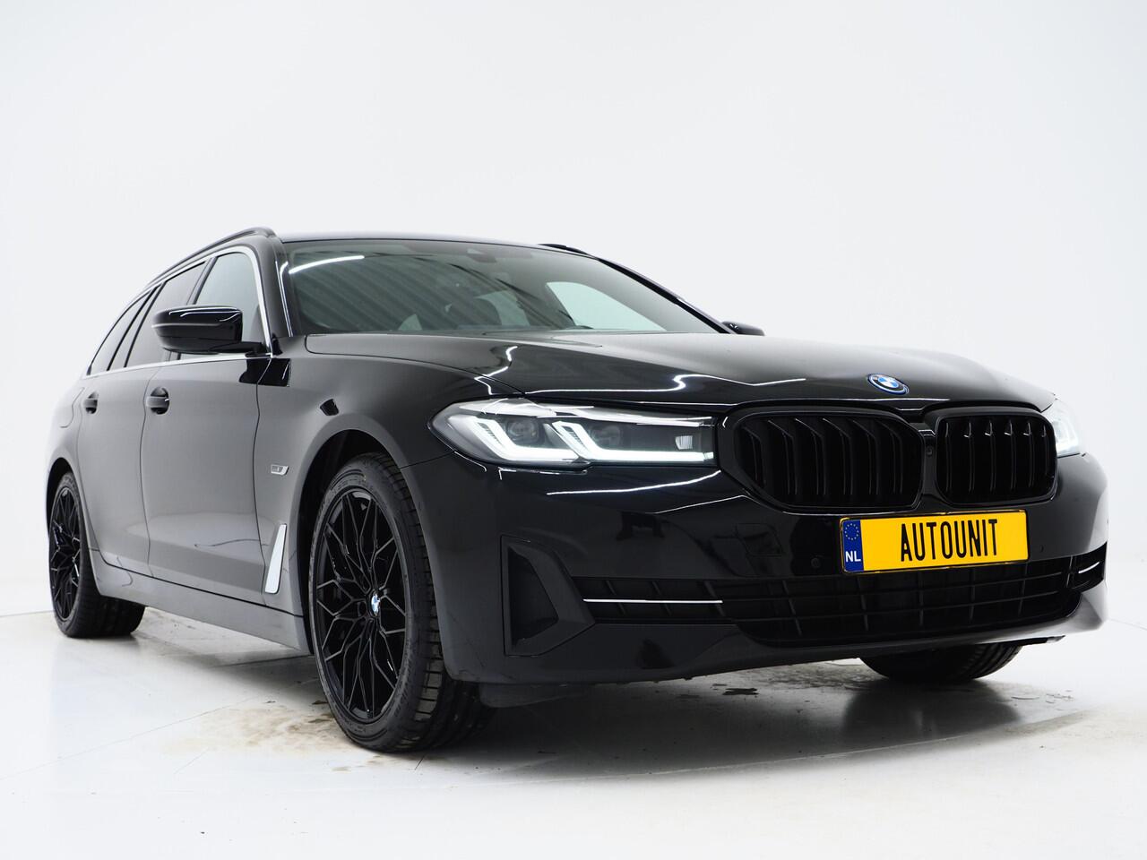 BMW 5-SERIE Touring 530e xDrive Full Black | Panoramadak | M Sportstuur | Sfeerverlichting | Dodehoekdetectie | Carplay