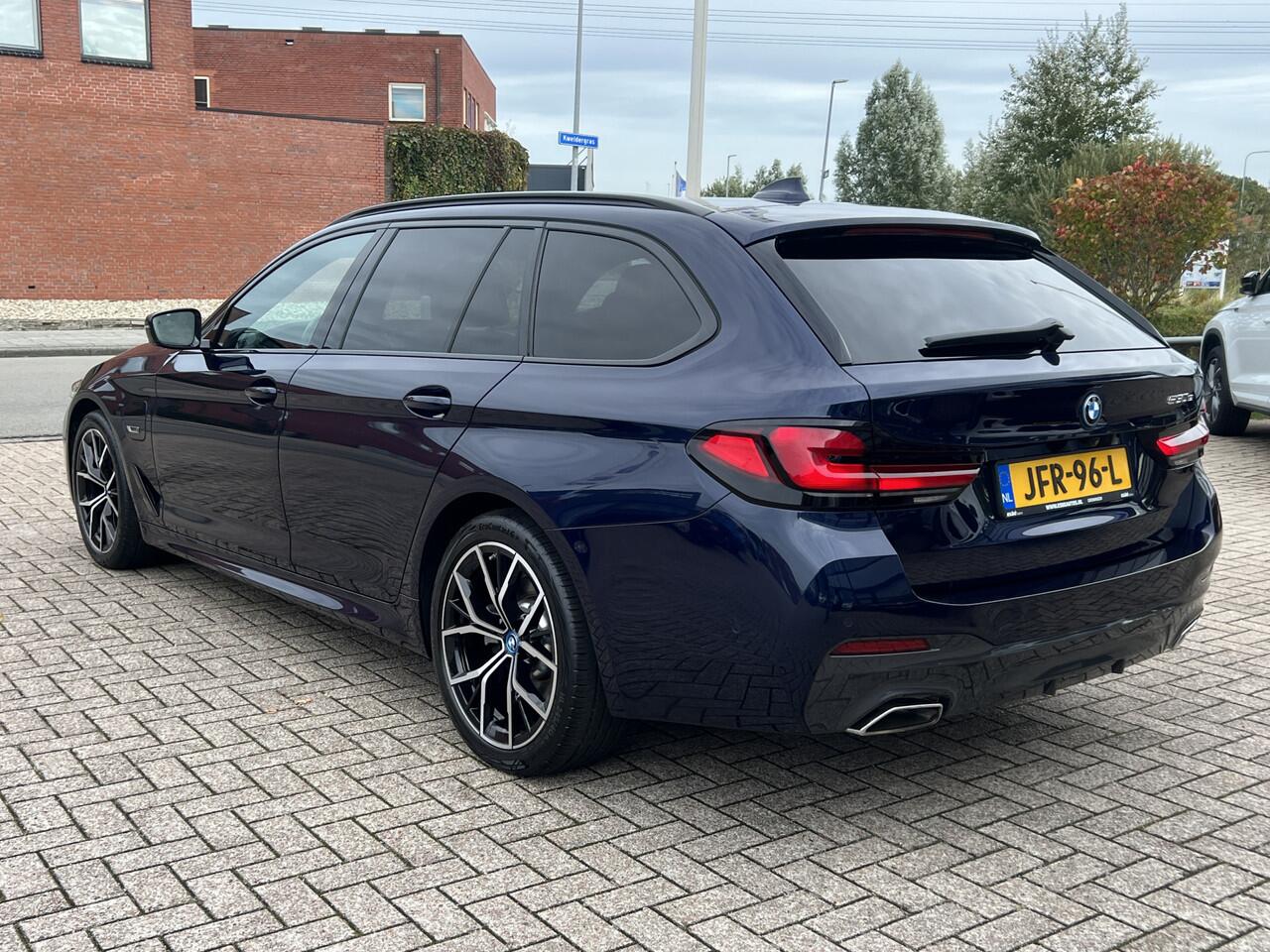 BMW 5-SERIE Touring 530e M-Sport Plus Panoramadak Driving Ass Prof Keyless Rondzicht Camera Elek Stoelen Stoel + Stuurverwarming ACC DAB Head-Up Shadow Line BTW Tansanit Plug In Hybride 1e Eigenaar BTW Auto