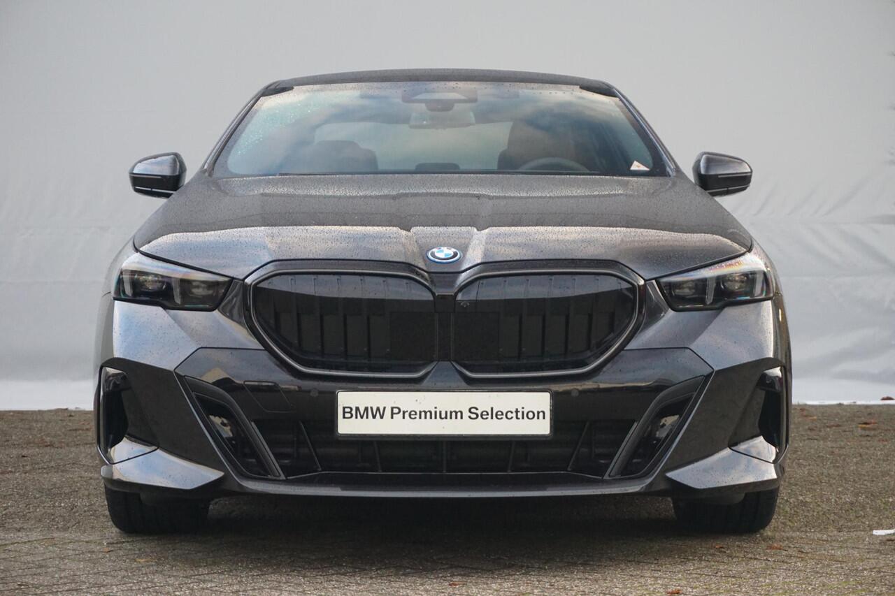 BMW 5-SERIE Touring 530e M Sportpakket Pro 20'' / Harman Kardon / Comfortstoelen met stoelventilatie / Driving Assistant Professional / Trekhaak